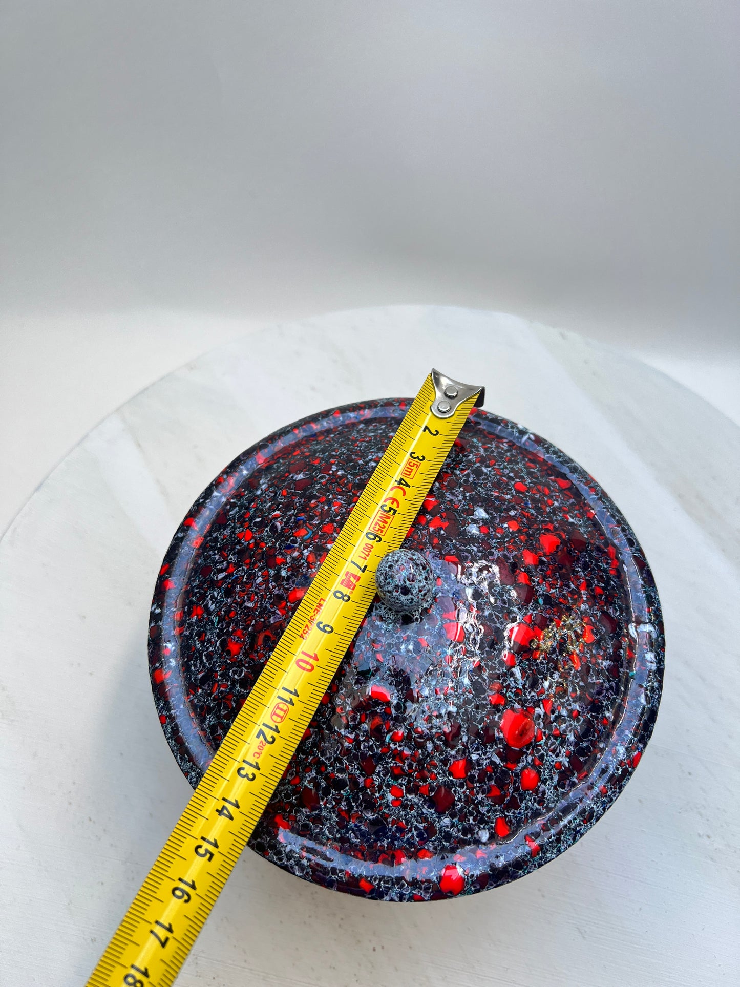 70er Jahre schwarz rote Emaille Dose mit Deckel gesprenkelt Bonbonniere Gewürz Gefäß Vintage Mid Century