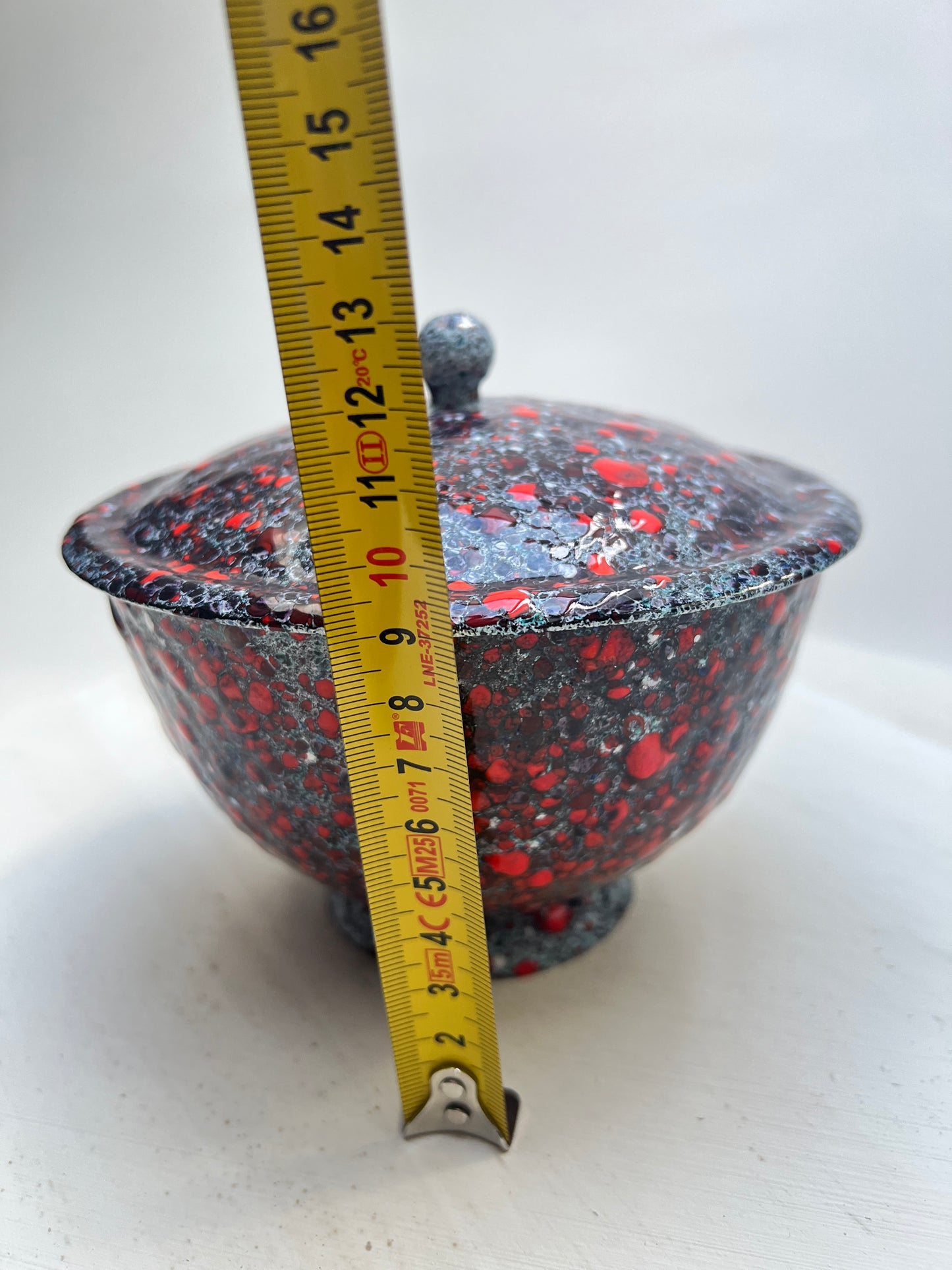 70er Jahre schwarz rote Emaille Dose mit Deckel gesprenkelt Bonbonniere Gewürz Gefäß Vintage Mid Century