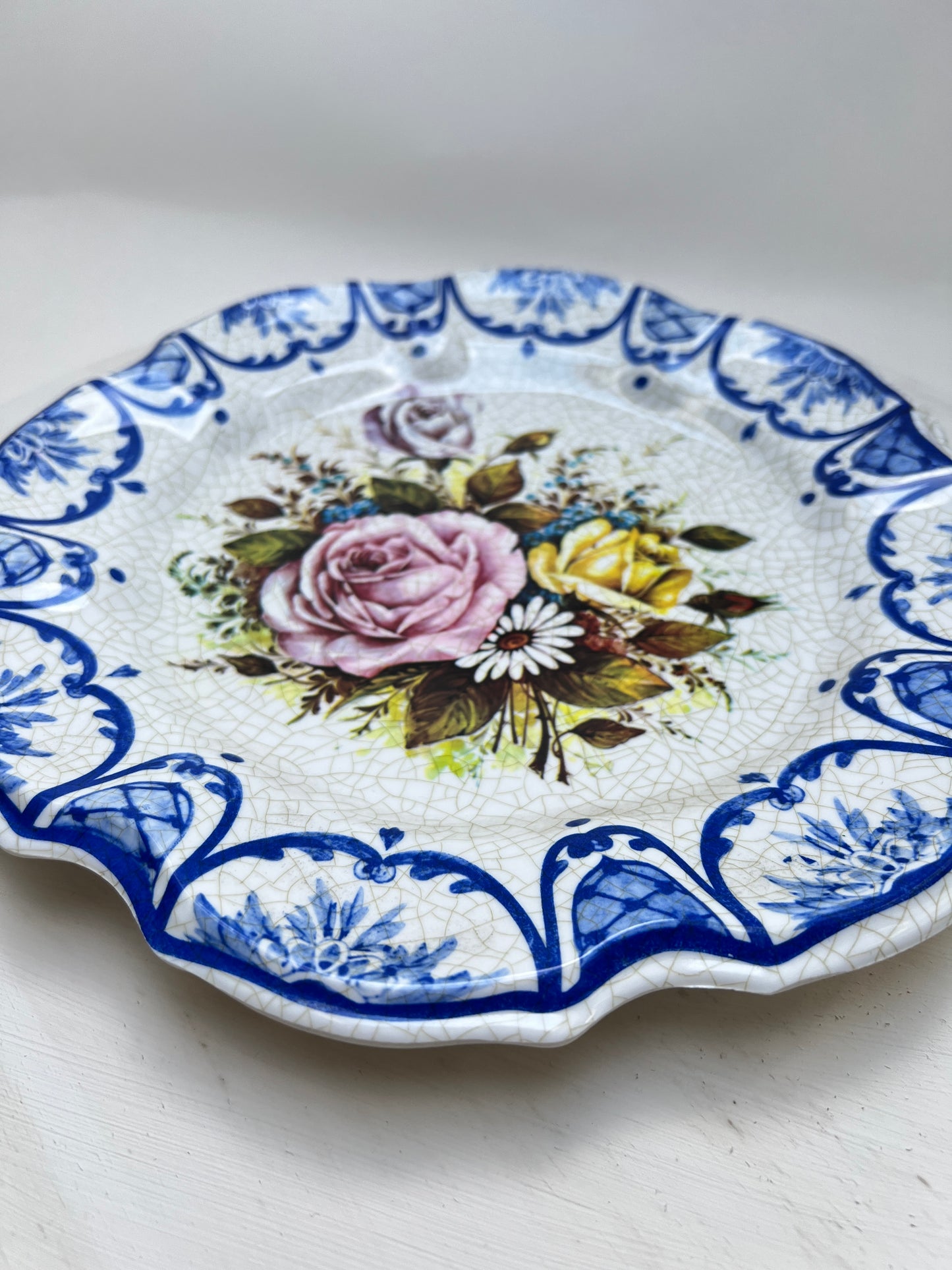 Vintage Melamin Wandteller mit Rosenmotiv & Delft Blau | Österreich Souvenir Innsbruck Salzburg Bregenz | 60er Jahre