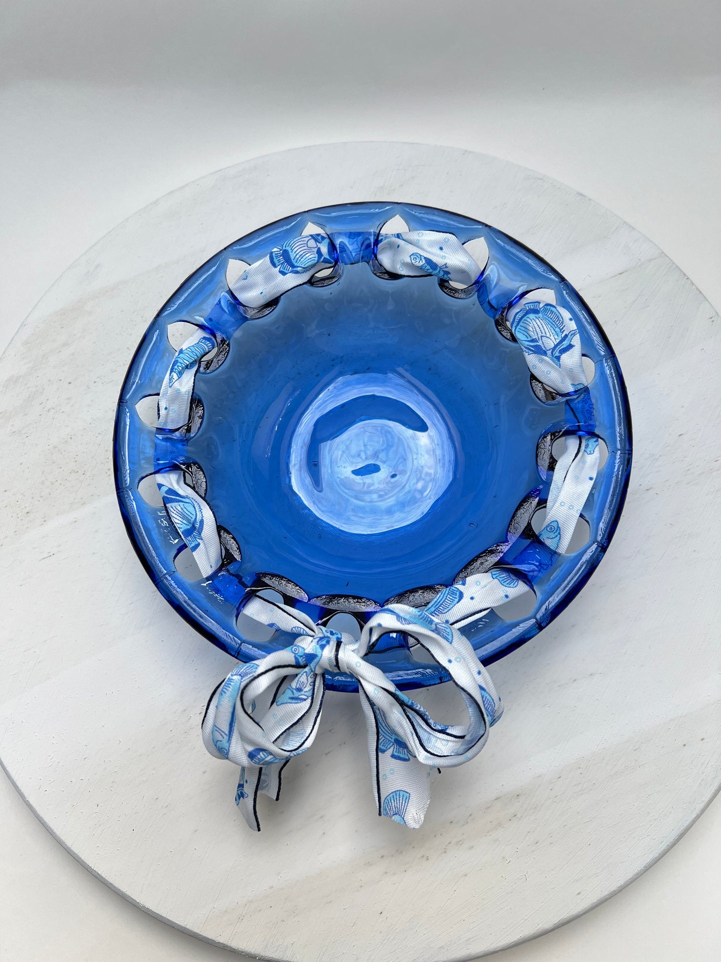 Vintage Glasschale blau mit Band Schleife maritime Snackschale coastal Süßigkeiten Anbiet Schale Lochrand