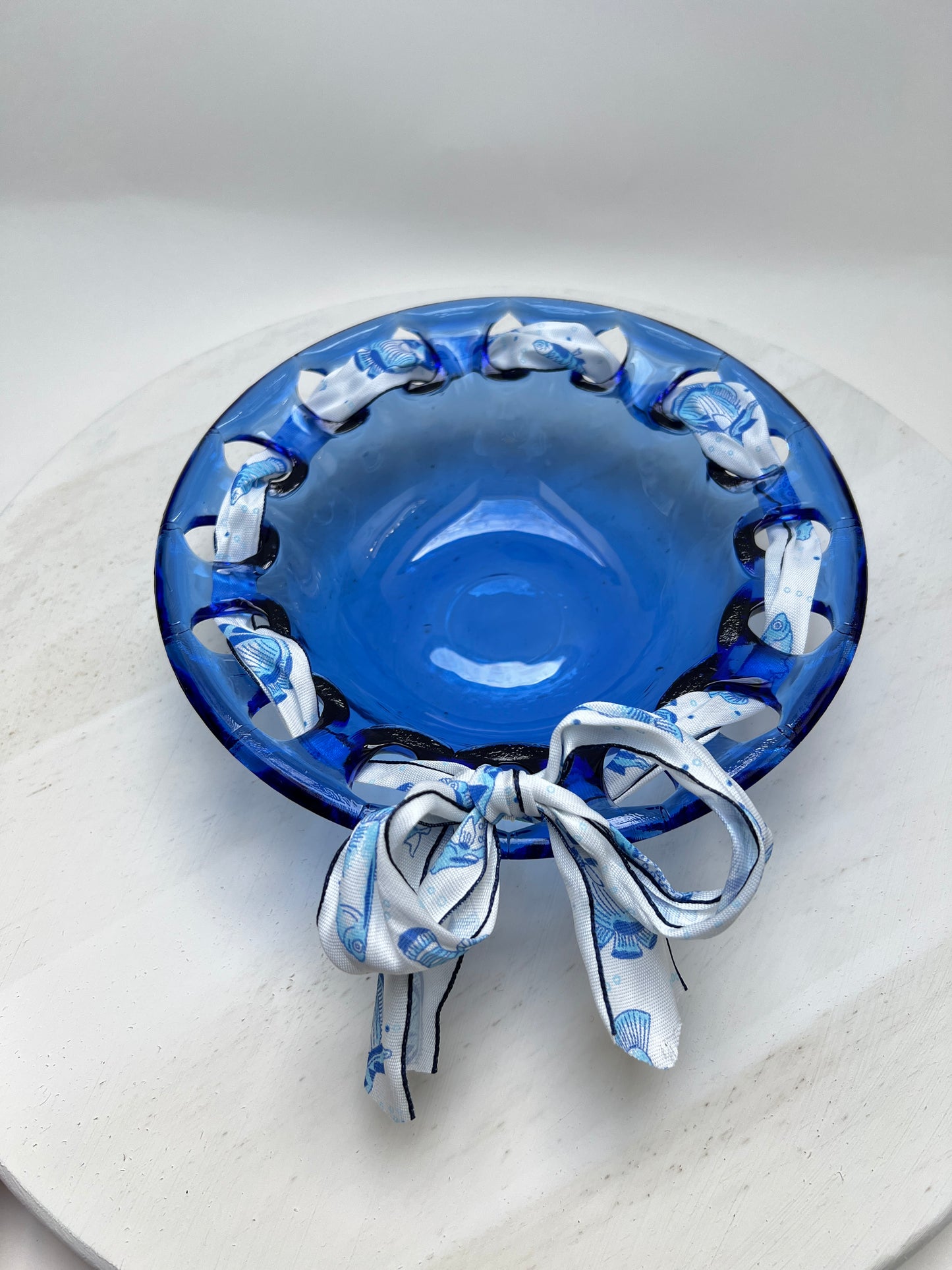 Vintage Glasschale blau mit Band Schleife maritime Snackschale coastal Süßigkeiten Anbiet Schale Lochrand