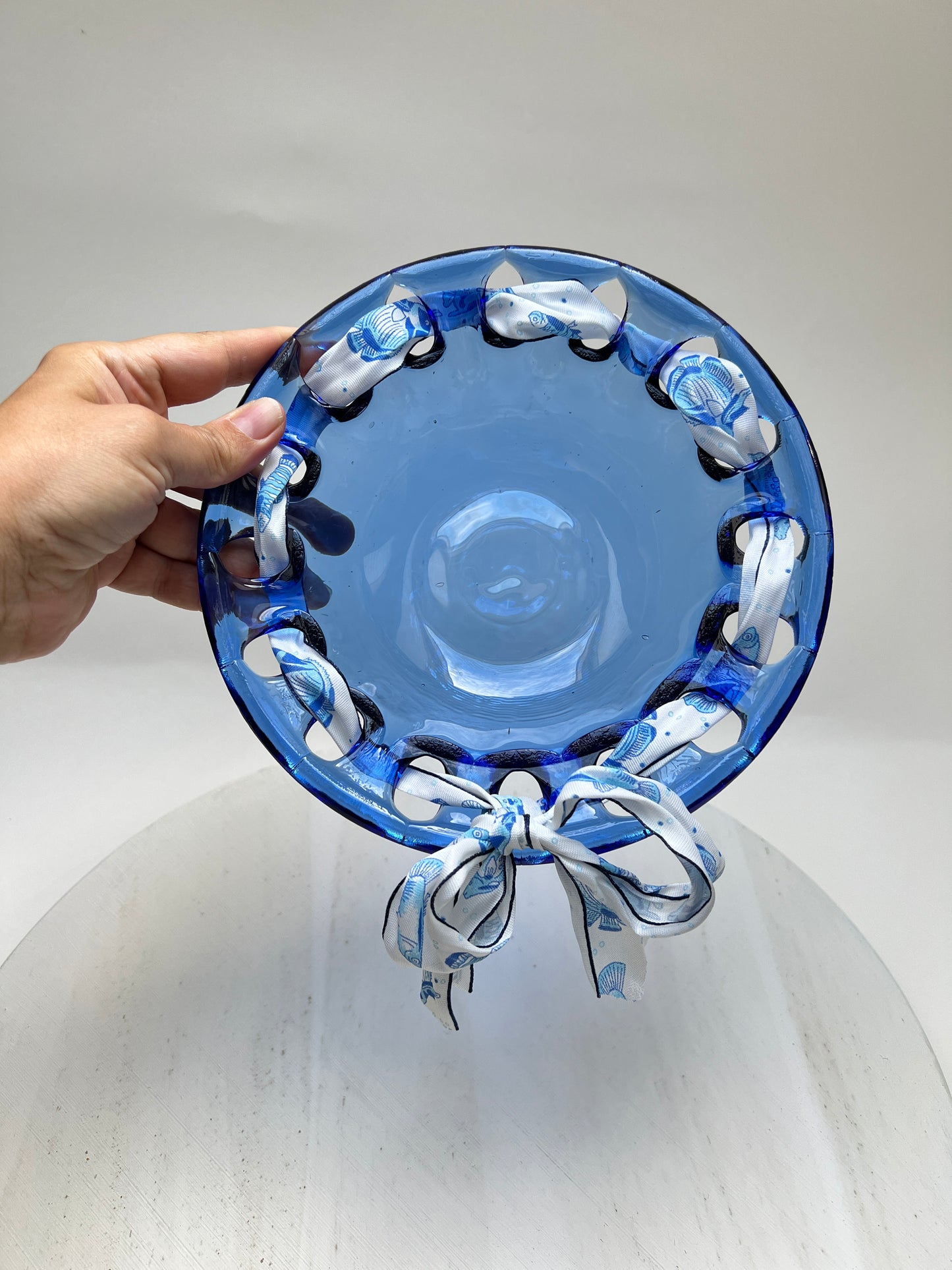 Vintage Glasschale blau mit Band Schleife maritime Snackschale coastal Süßigkeiten Anbiet Schale Lochrand