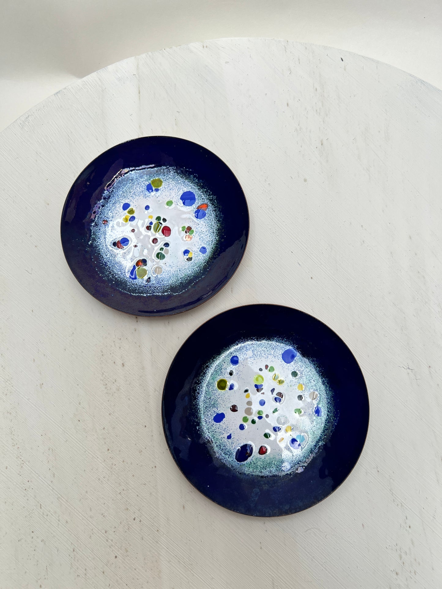 2 Vintage Kupfer Emaille Schalen | Blau Weiß mit Konfetti-Dekor | Mid Century | handgefertigte Emailschalen | Schmuckschalen Set