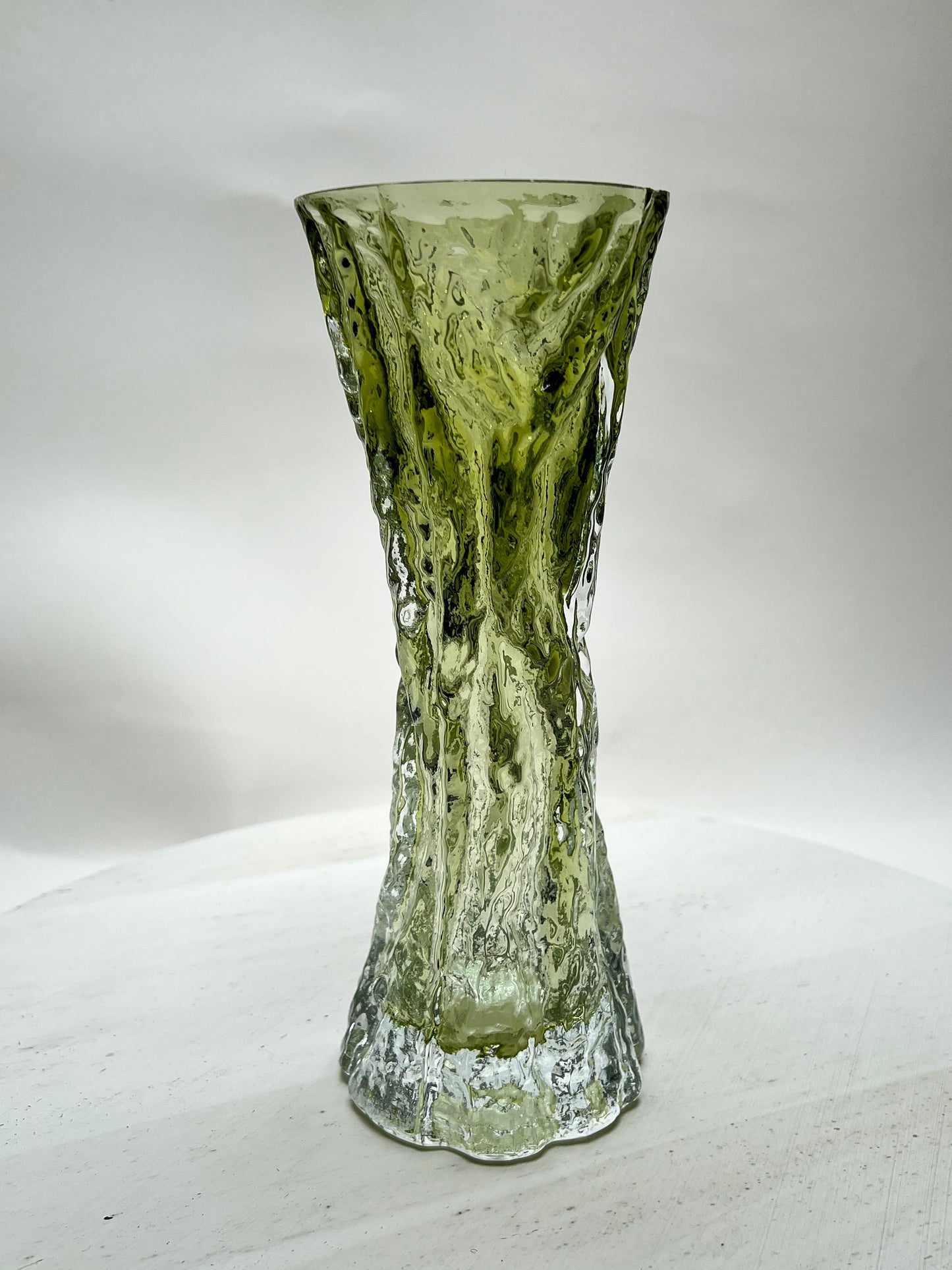 Ingrid Glas Vase Blumenvase grün Borkenglas Mid Century Pressglas grün