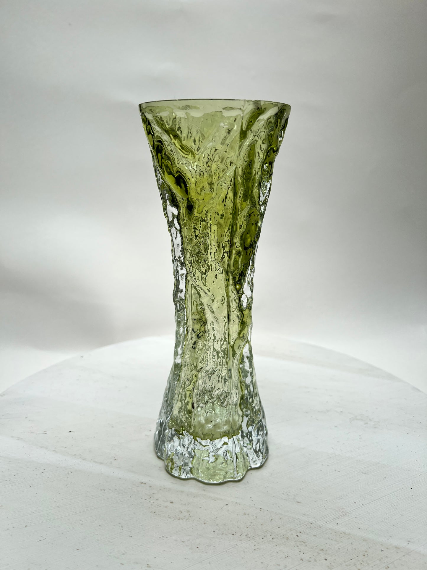 Ingrid Glas Vase Blumenvase grün Borkenglas Mid Century Pressglas grün