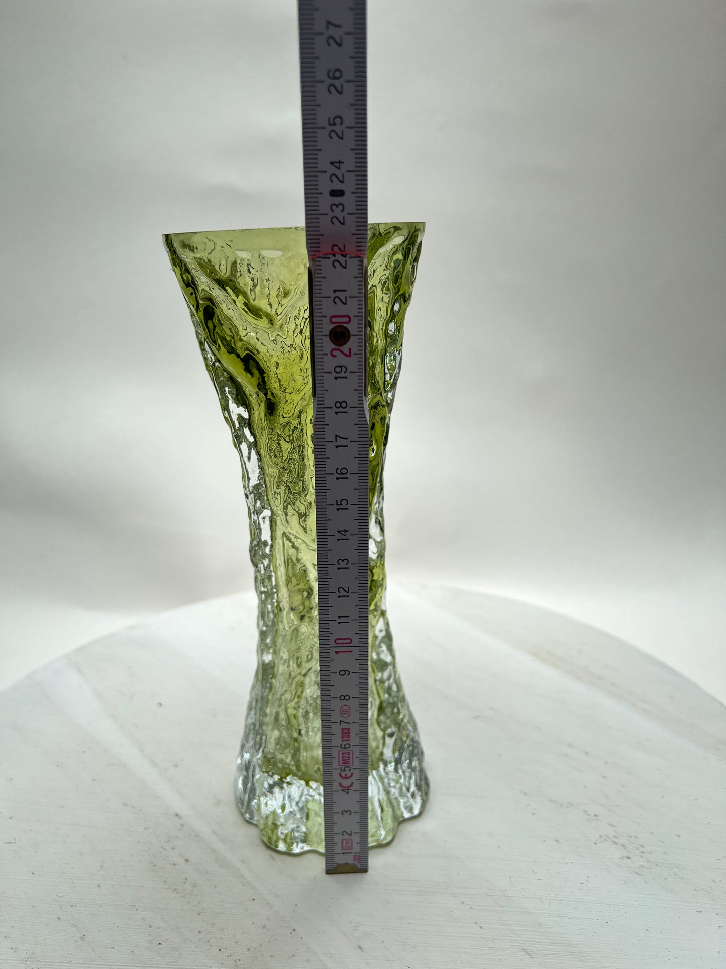 Ingrid Glas Vase Blumenvase grün Borkenglas Mid Century Pressglas grün