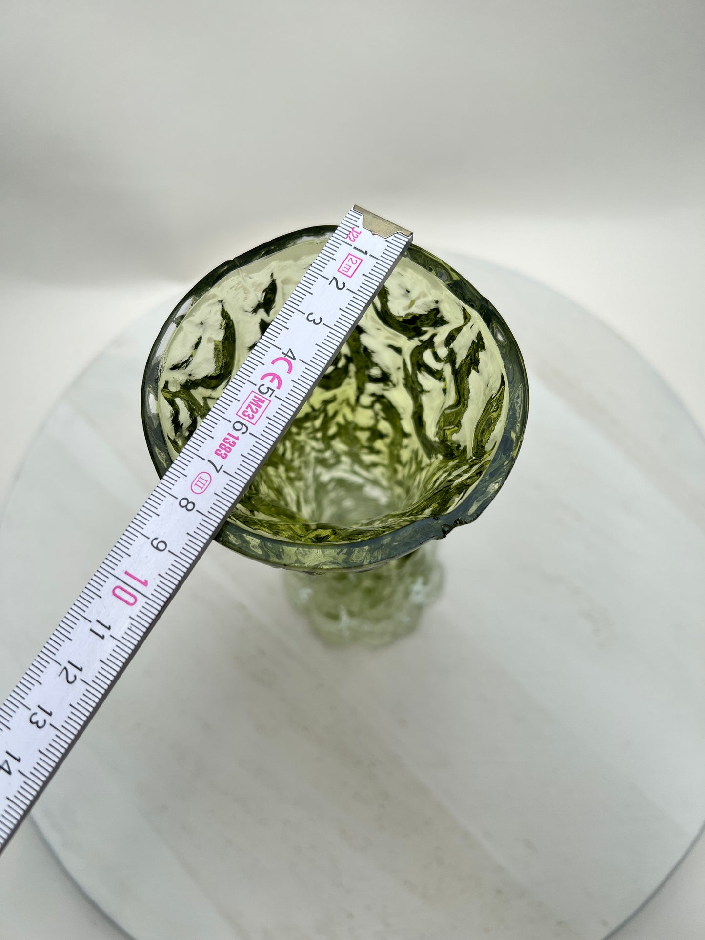 Ingrid Glas Vase Blumenvase grün Borkenglas Mid Century Pressglas grün