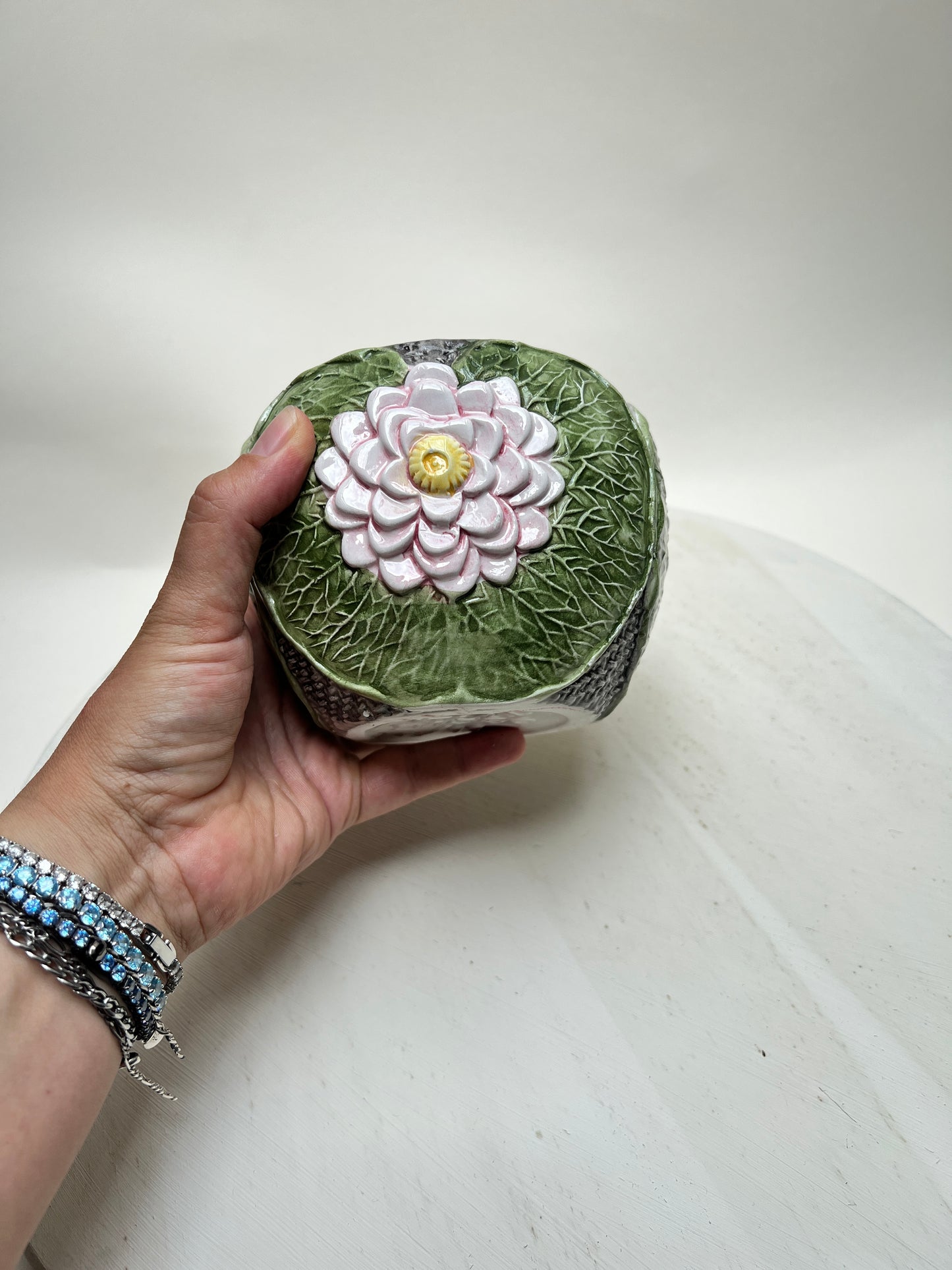 Italienischer Majolika Übertopf Blumentopf Seerose Kohlblatt Keramik wie Bassano Pflanzgefäß grün rosa