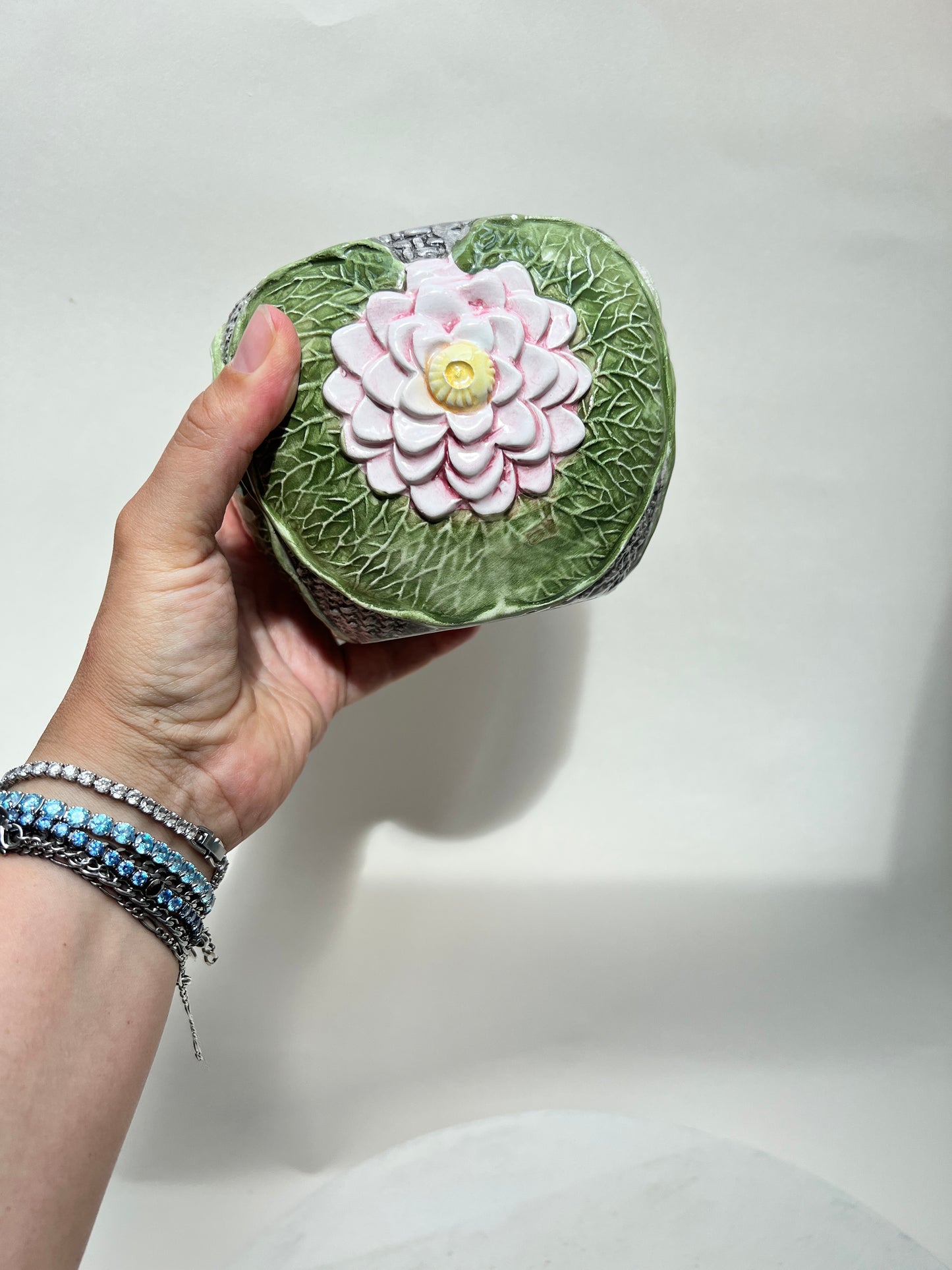 Italienischer Majolika Übertopf Blumentopf Seerose Kohlblatt Keramik wie Bassano Pflanzgefäß grün rosa