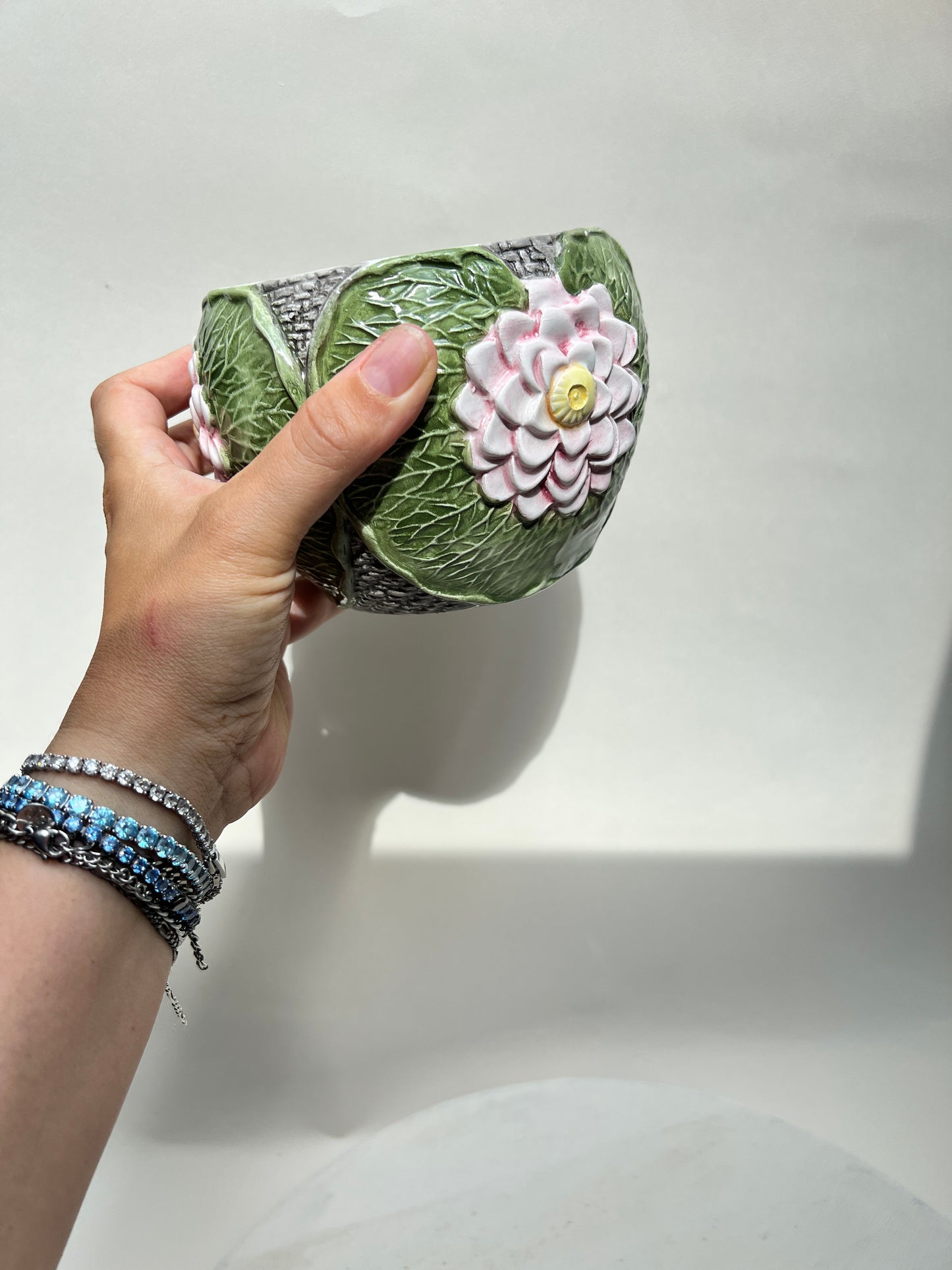 Italienischer Majolika Übertopf Blumentopf Seerose Kohlblatt Keramik wie Bassano Pflanzgefäß grün rosa