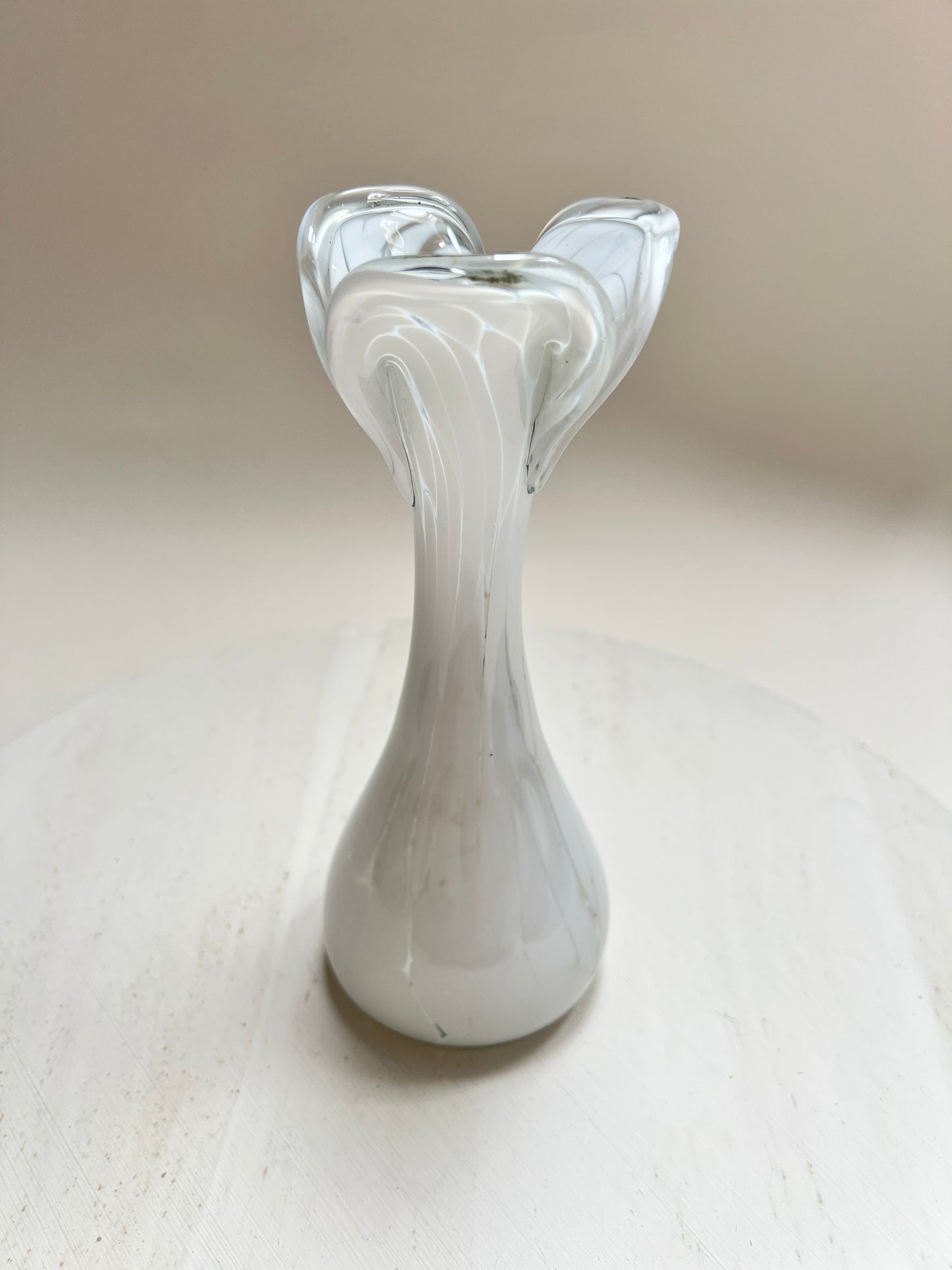 Vintage 60er weiße Blumenvase 20cm Glas Murano-Stil Blütenform Tulpenvase