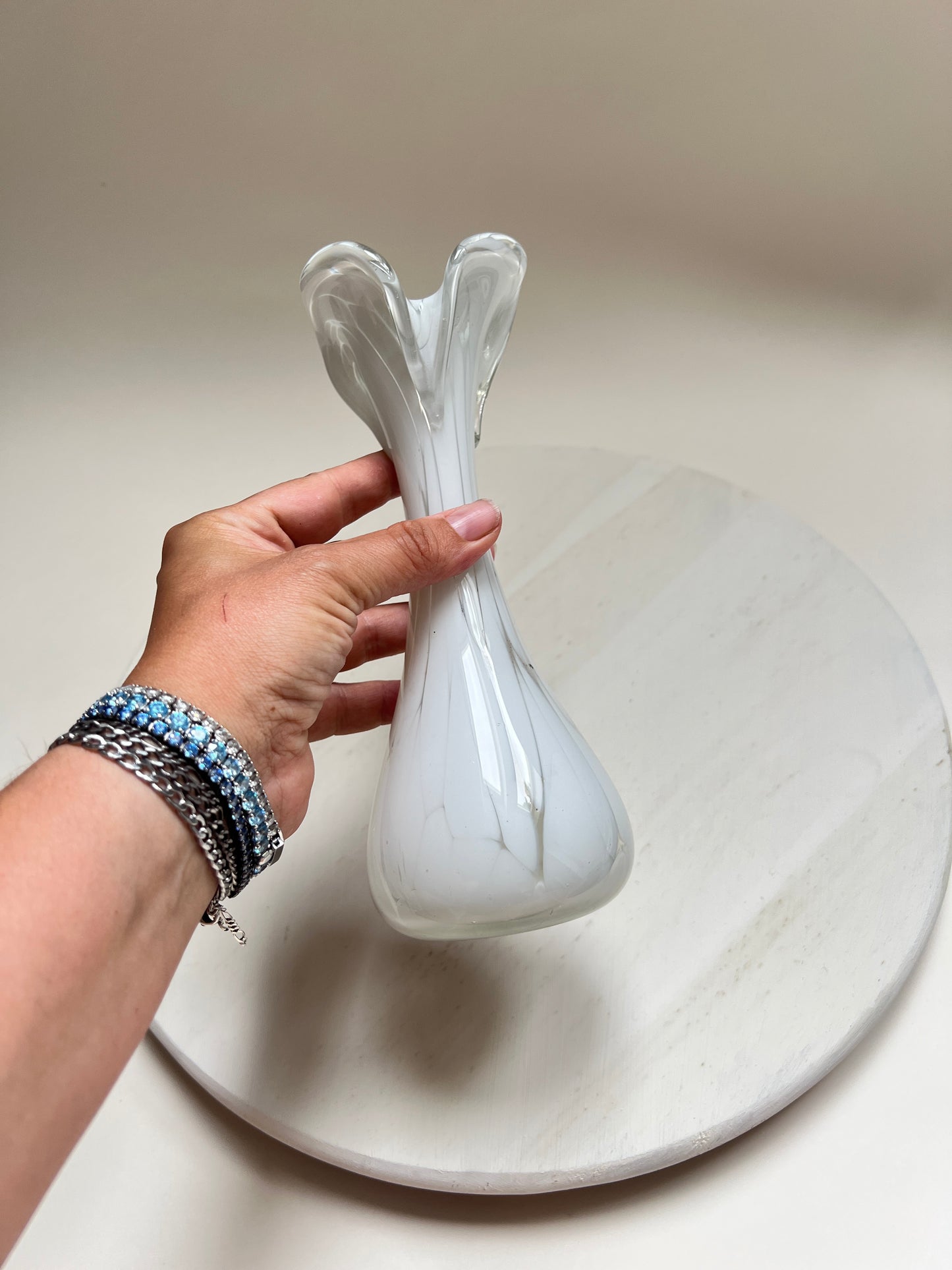 Vintage 60er weiße Blumenvase 20cm Glas Murano-Stil Blütenform Tulpenvase
