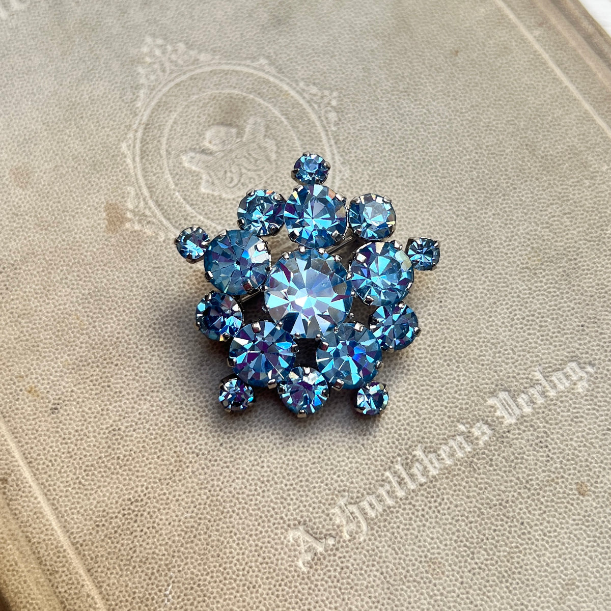 Vintage 50er Jahre Kristallglas Cluster Brosche in Saphirblau mit Strasssteinen
