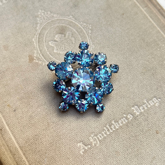 Vintage 50er Jahre Kristallglas Cluster Brosche in Saphirblau mit Strasssteinen