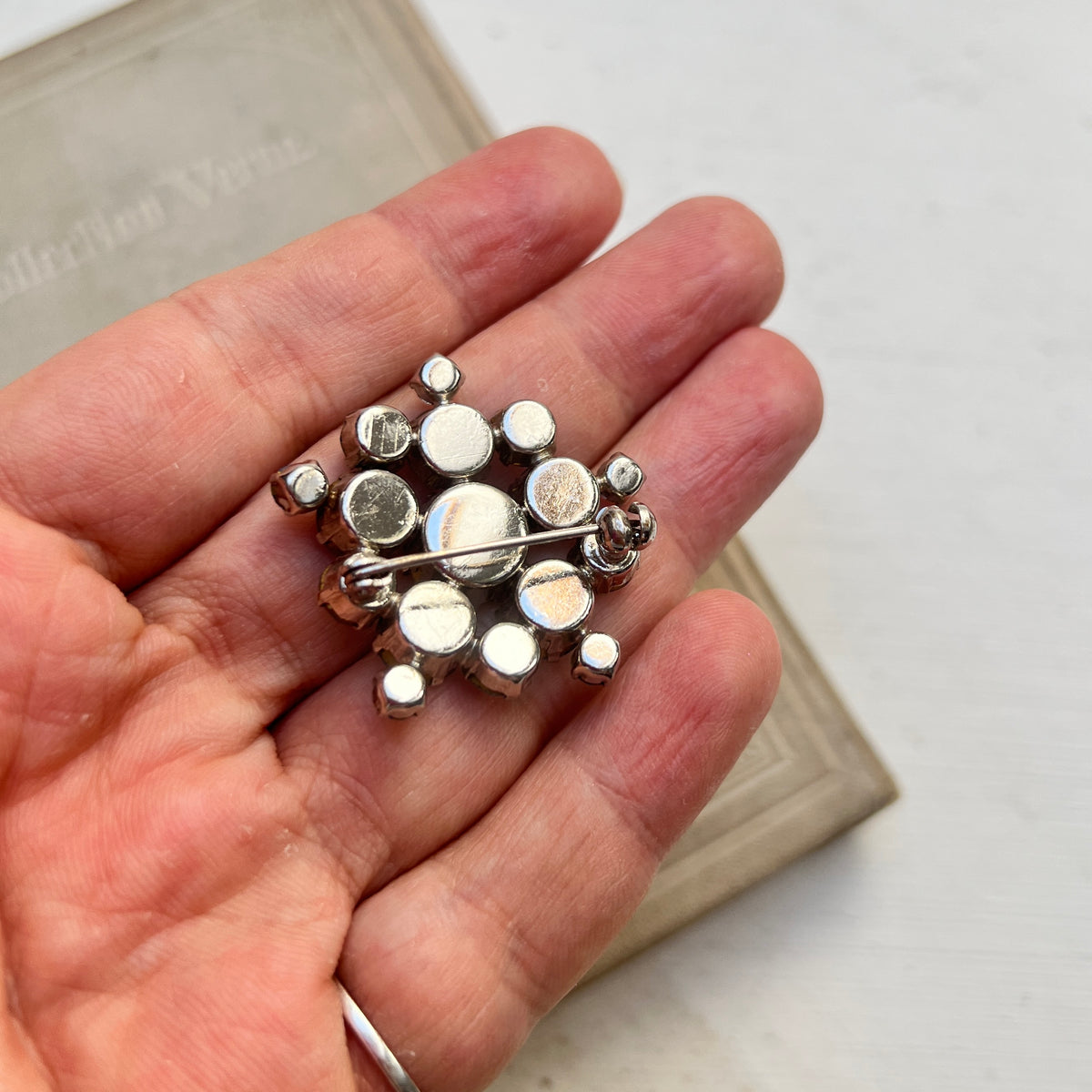 Vintage 50er Jahre Kristallglas Cluster Brosche in Saphirblau mit Strasssteinen