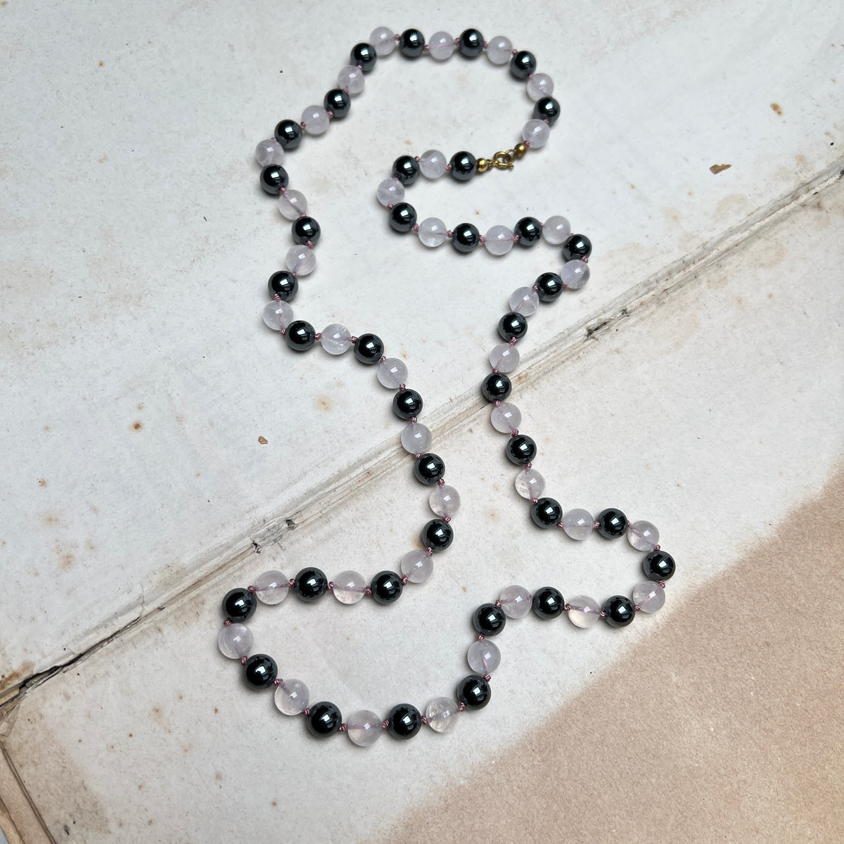 Vintage Edelstein Perlenkette handgeknüpft aus poliertem Hämatit und Rosenquarz