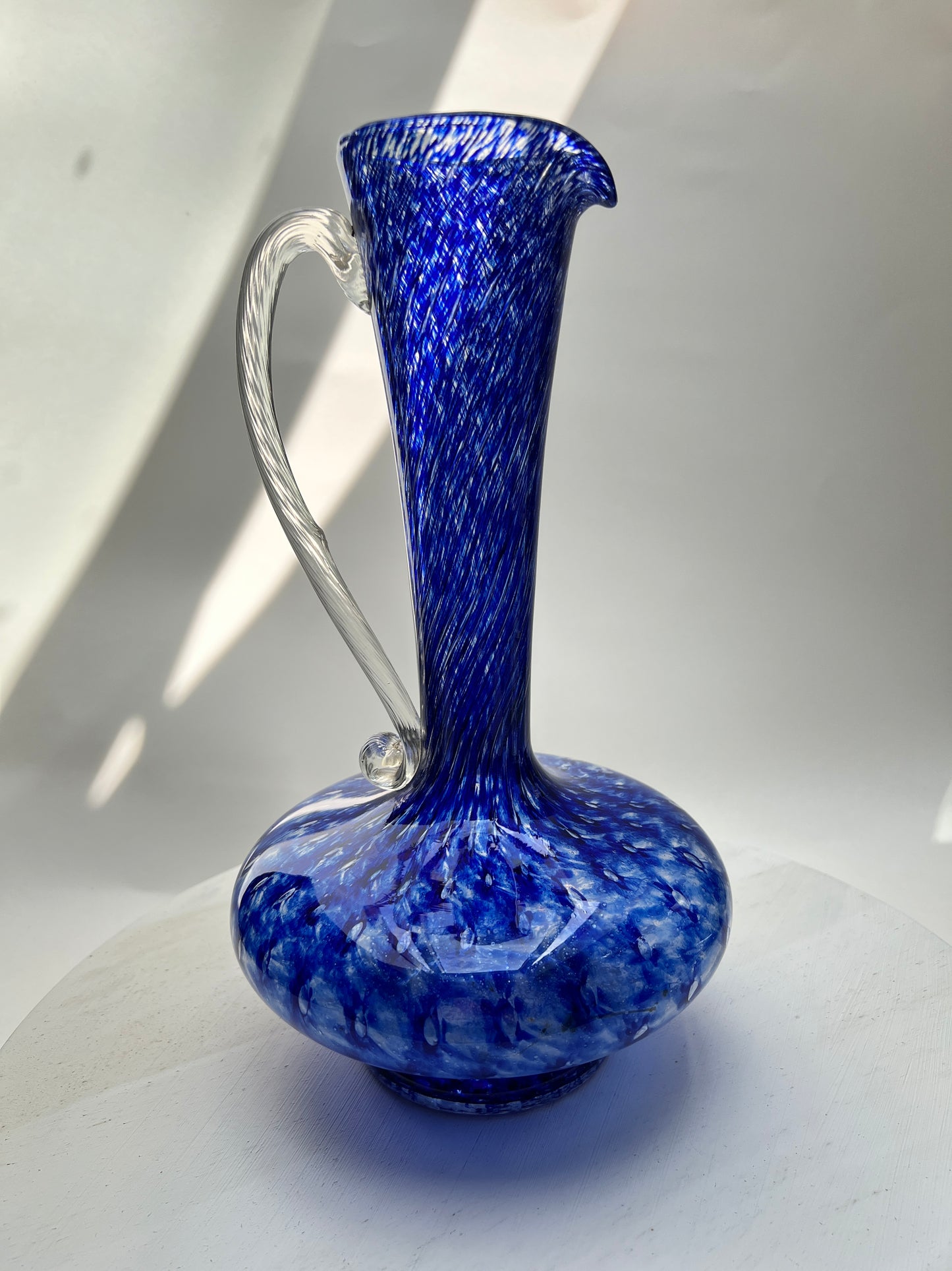 Große mundgeblasene Studioglas Kanne Kobaltblau Weiß | Murano Stil | Italien Kunstglas Vase Mid Century 35 cm