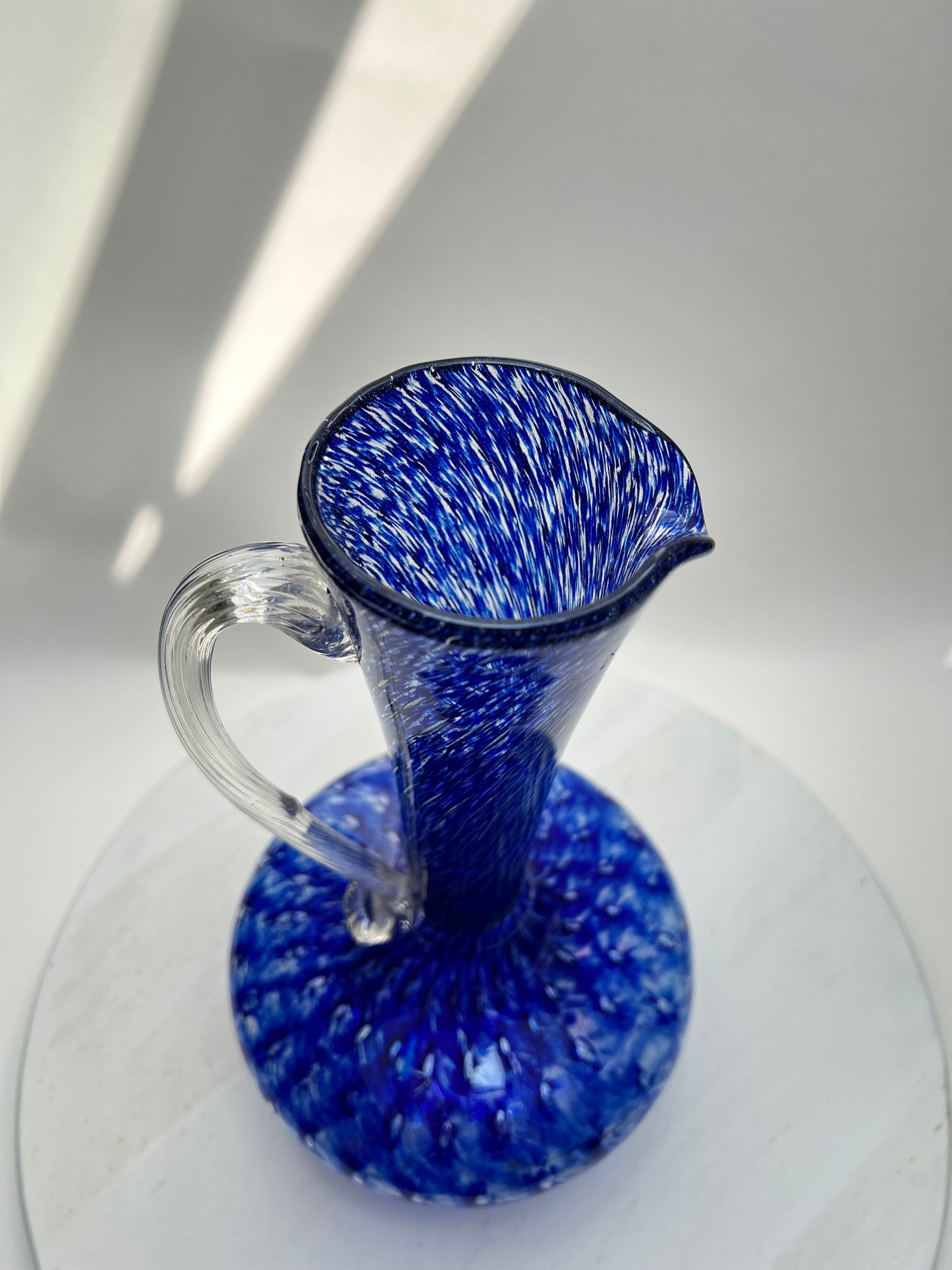 Große mundgeblasene Studioglas Kanne Kobaltblau Weiß | Murano Stil | Italien Kunstglas Vase Mid Century 35 cm