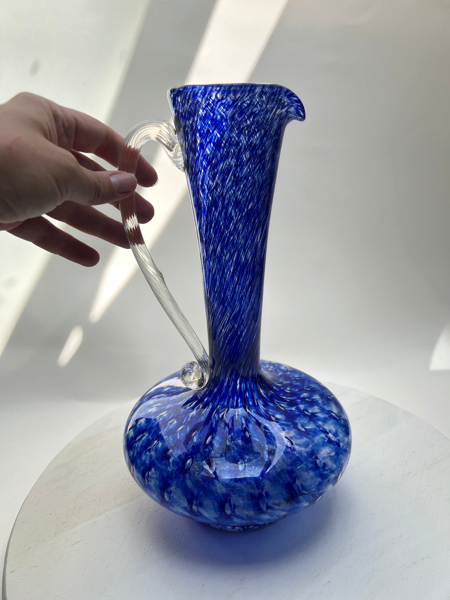 Große mundgeblasene Studioglas Kanne Kobaltblau Weiß | Murano Stil | Italien Kunstglas Vase Mid Century 35 cm