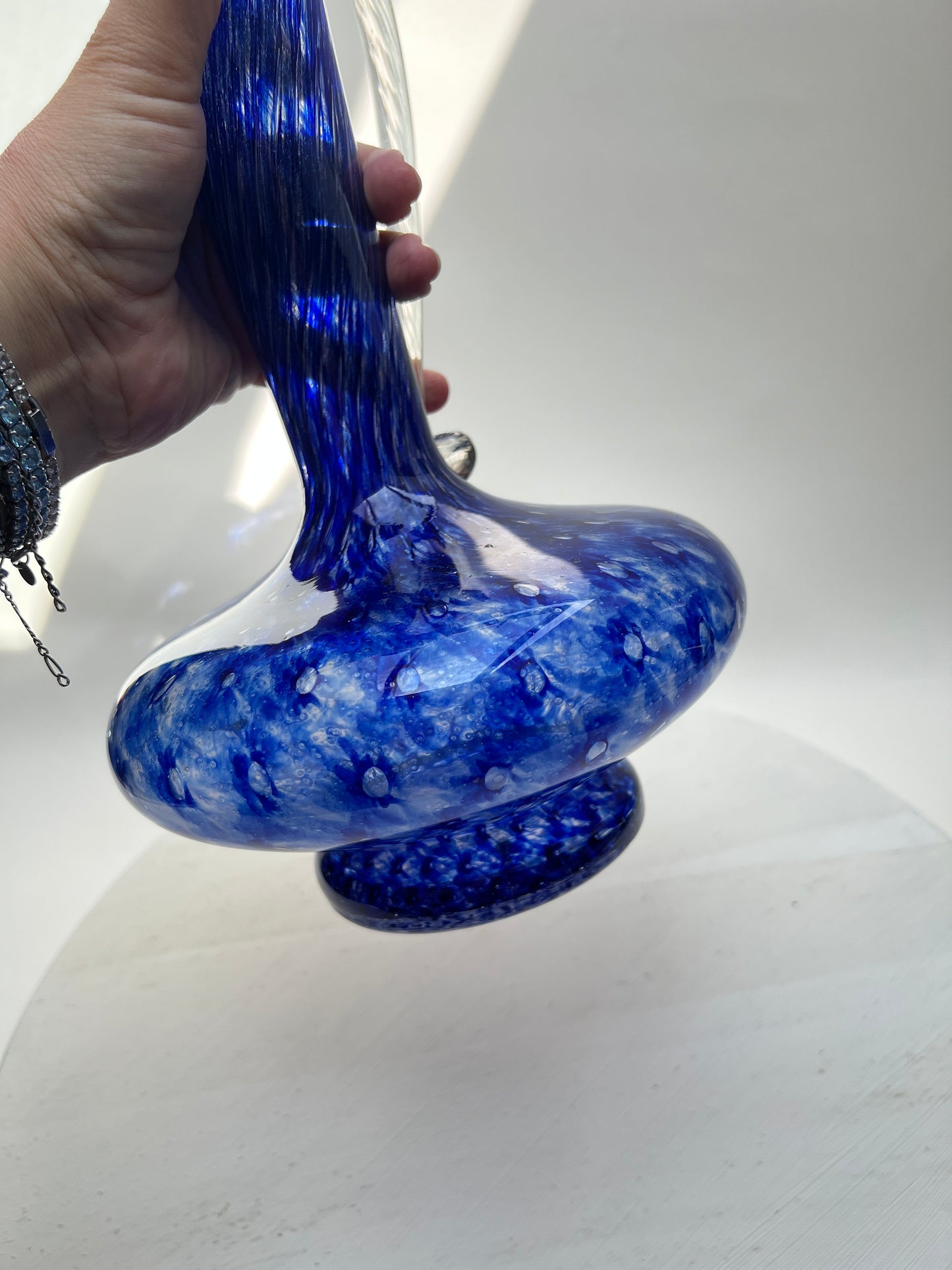 Große mundgeblasene Studioglas Kanne Kobaltblau Weiß | Murano Stil | Italien Kunstglas Vase Mid Century 35 cm