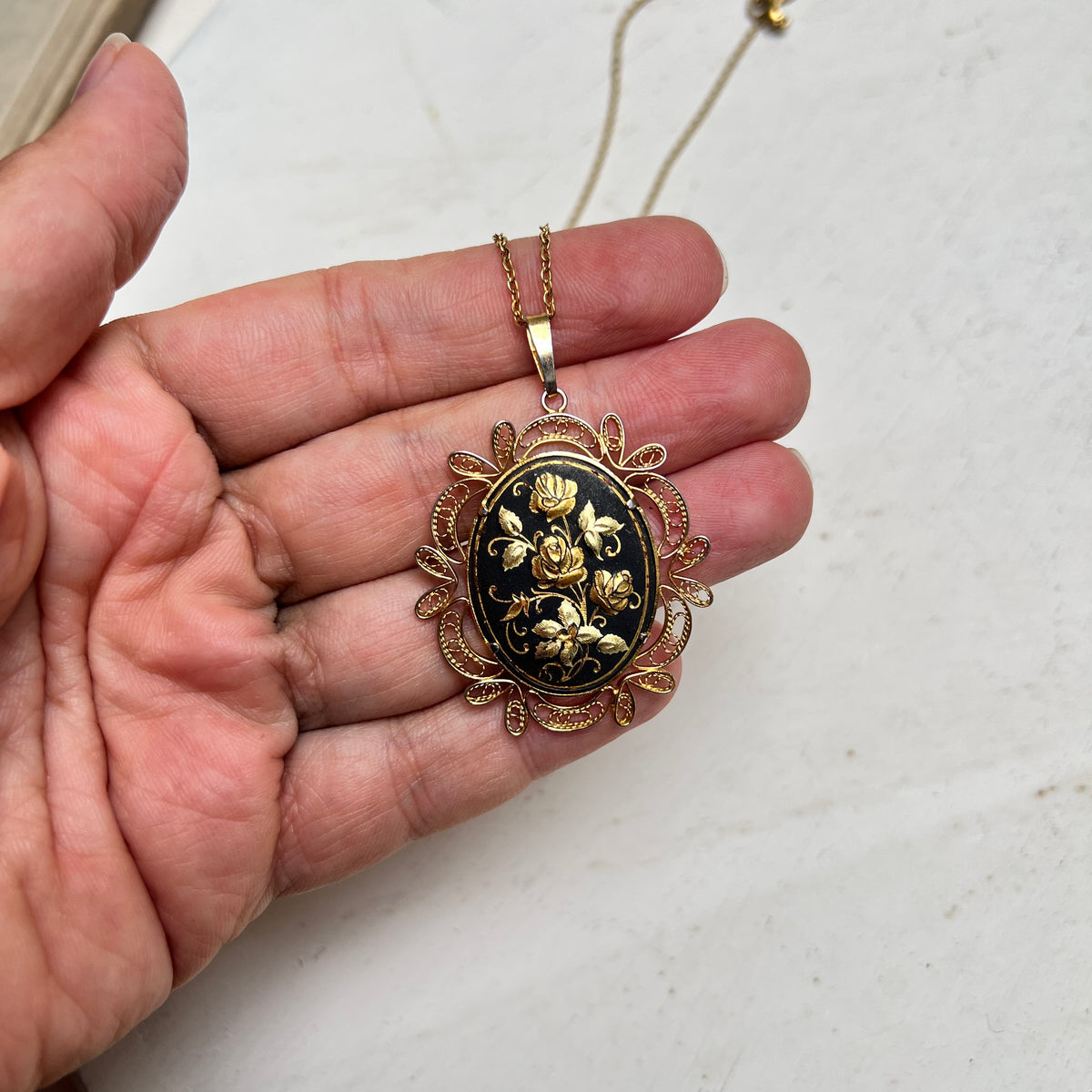 Vintage Toledo Damaszener Medaillon Kette Filigraner XL Anhänger mit Rosen Motiv Spanien 60er / 70er