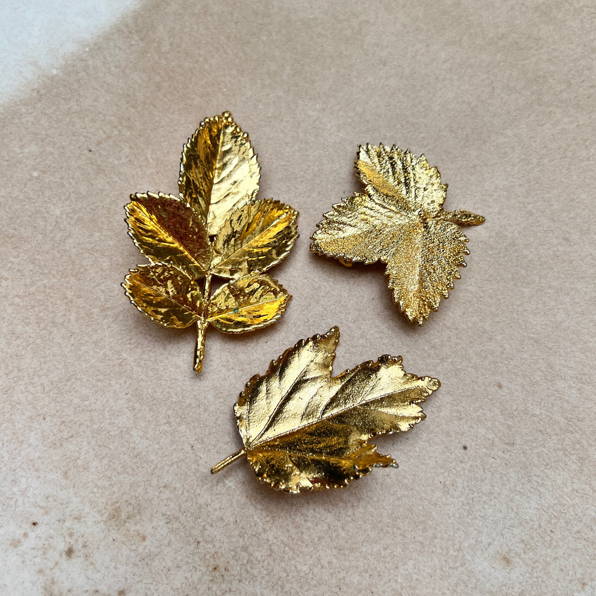 Set aus 3 goldenen Broschen Blätter Blatt Design 70er Jahre