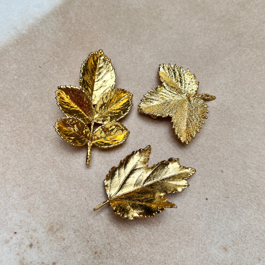 Set aus 3 goldenen Broschen Blätter Blatt Design 70er Jahre