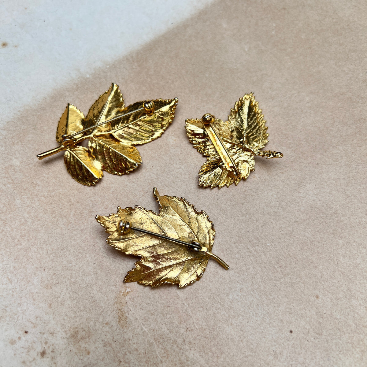 Set aus 3 goldenen Broschen Blätter Blatt Design 70er Jahre