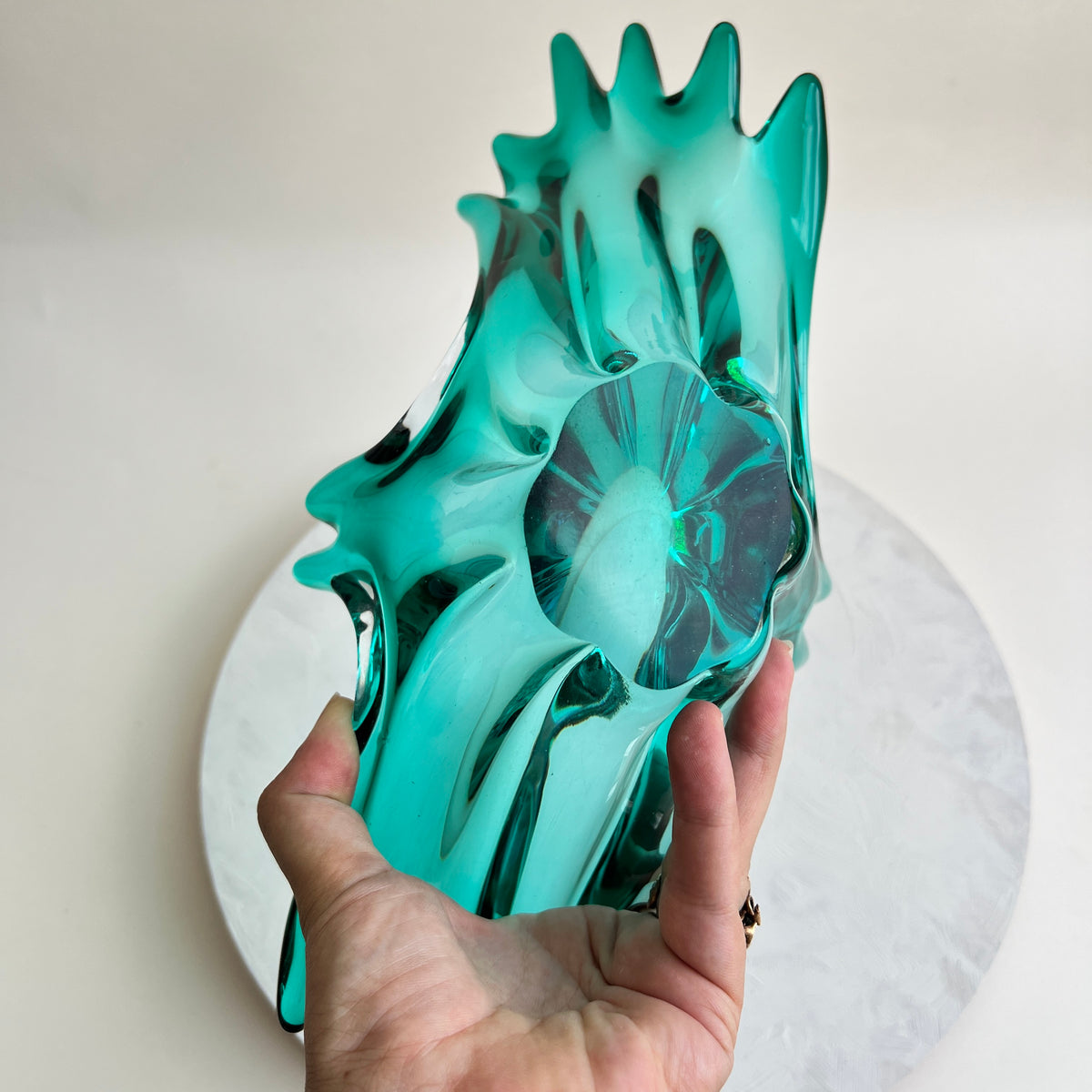 Große Vintage Art-Glass Centerpiece Schale Hospodka Murano Stil „Splash“-Form Smaragdgrün