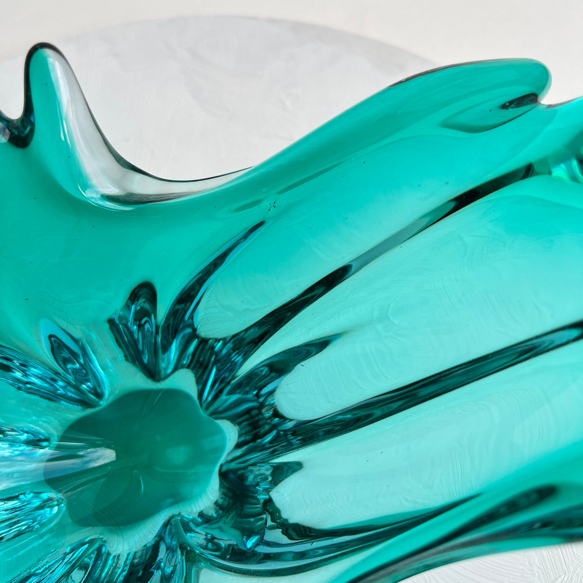 Große Vintage Art-Glass Centerpiece Schale Hospodka Murano Stil „Splash“-Form Smaragdgrün