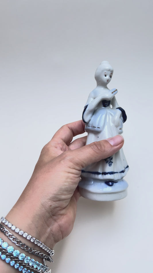 Vintage Porzellanfigur Dame in blau-weißem Kleid Mädchen Zwiebelmuster Kobaltdekor