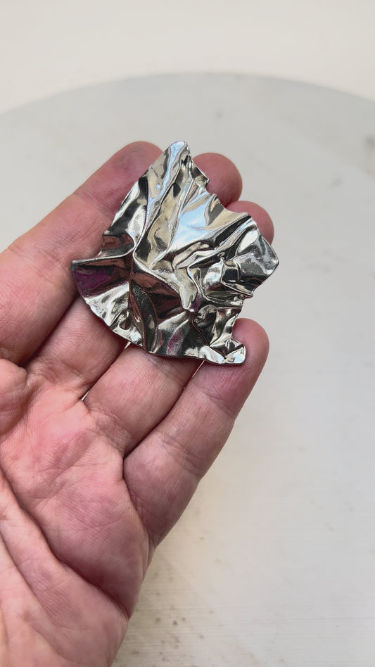Vintage 90er Avantgarde Crush Foil silber Brosche abstrakt folded sheet