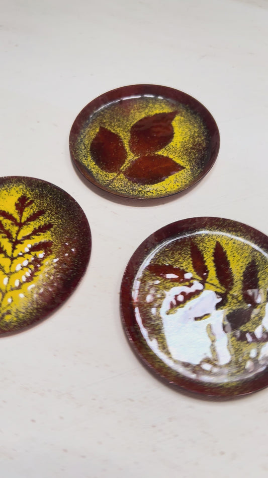 3 Vintage Emaille-Untersetzer mit Blattmotiv Mid Century 70er Jahre Botanische Untersetzer Skandinavisches Design