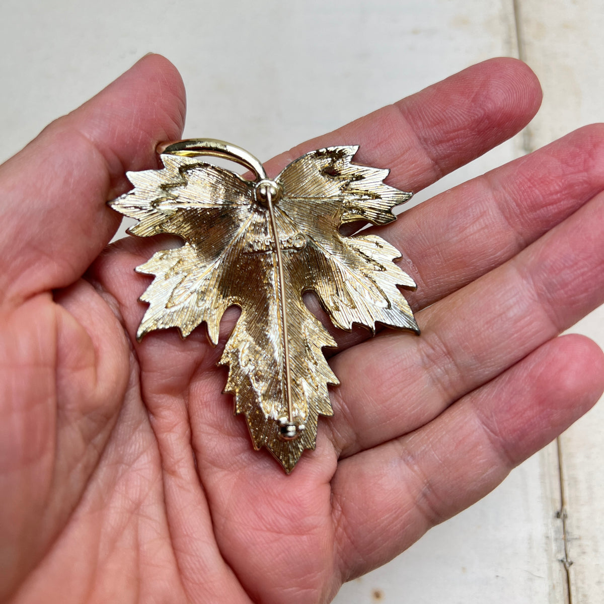 Vintage Sarah Coventry „Nature’s Choice“ Ahornblatt Brosche Two-Tone-Design Sarah Cov. amerikanischer Modeschmuck