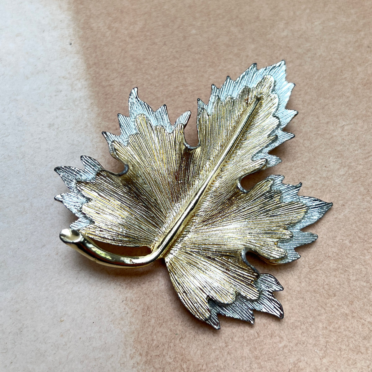 Vintage Sarah Coventry „Nature’s Choice“ Ahornblatt Brosche Two-Tone-Design Sarah Cov. amerikanischer Modeschmuck
