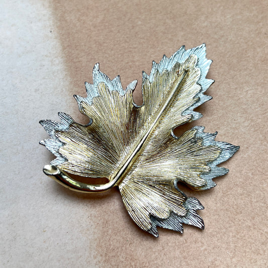 Vintage Sarah Coventry „Nature’s Choice“ Ahornblatt Brosche Two-Tone-Design Sarah Cov. amerikanischer Modeschmuck
