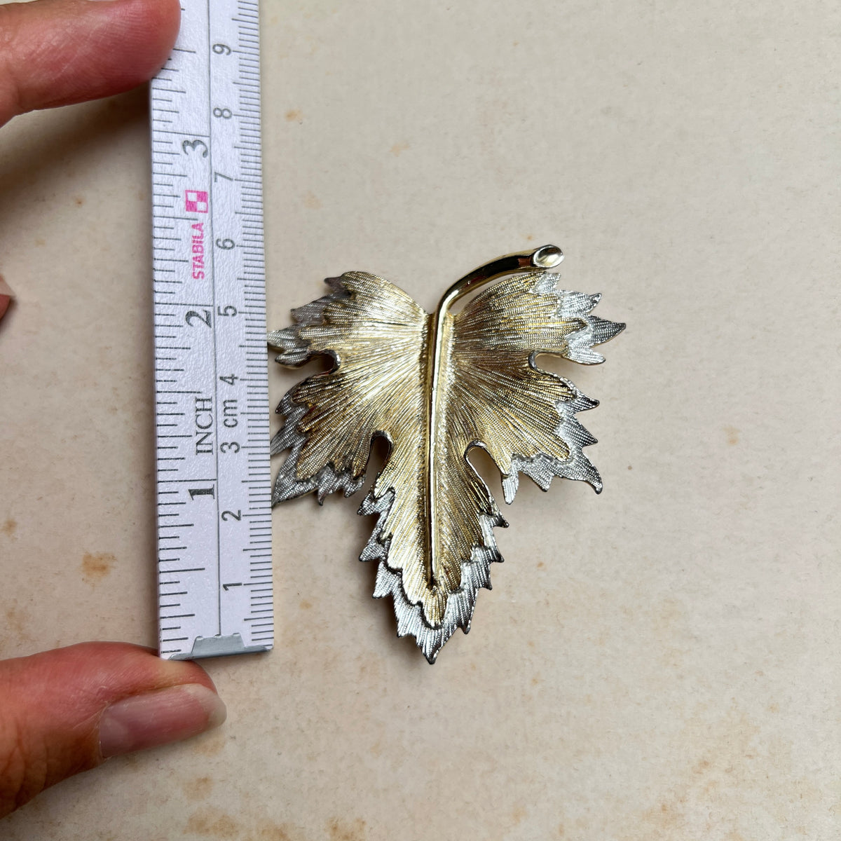 Vintage Sarah Coventry „Nature’s Choice“ Ahornblatt Brosche Two-Tone-Design Sarah Cov. amerikanischer Modeschmuck