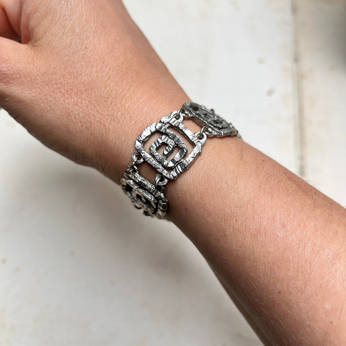 Vintage silberfarbenes Brutalismus Armband Rinden Bark skandinavisch