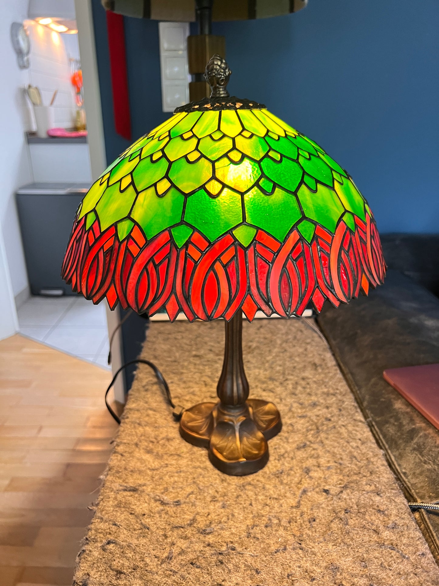 Grüne Blätter Tiffany Stil Jugenstil Art Deco Tischlampe Schreibtisch Wohnzimmer Lampe Buntglas