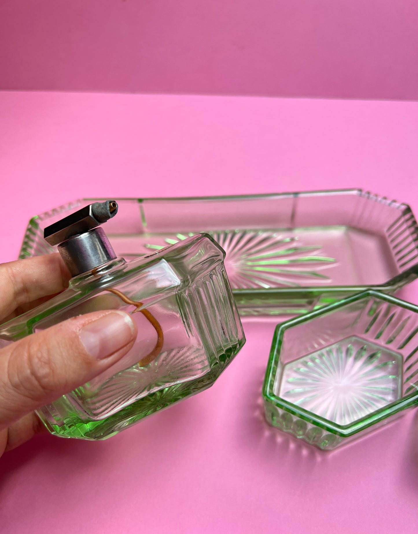 Antikes Vintage Schminktischset Perfumflasche Zerstäuber Puderdose Art Deco Buntglas Schale Depressionsglas