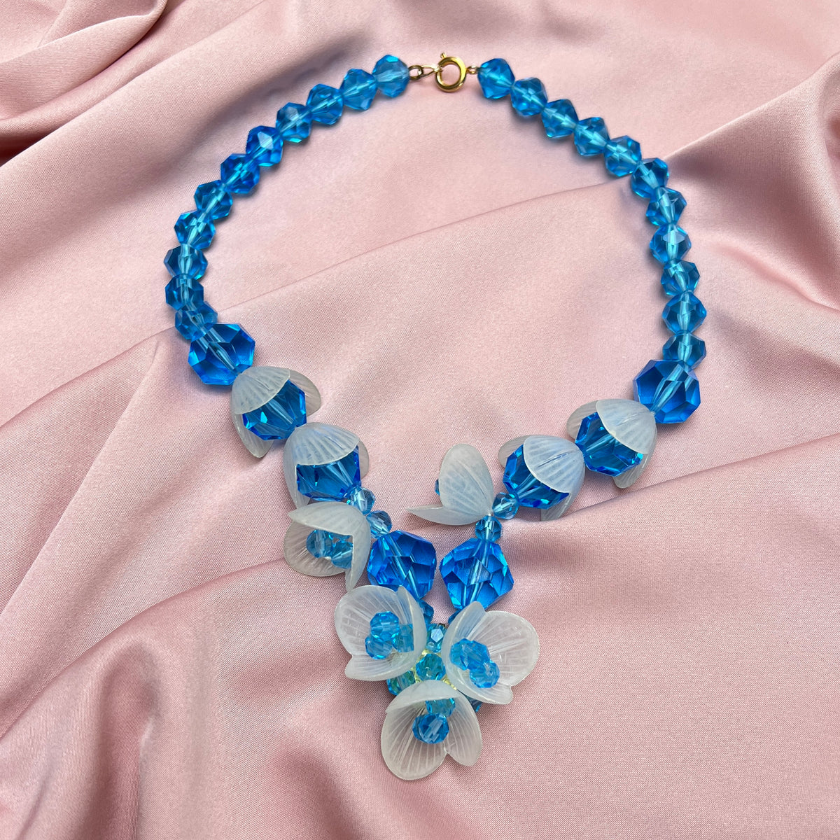 Vintage 90s Chunky 3D Blüten Lucite Resin Kette hellblau Garland