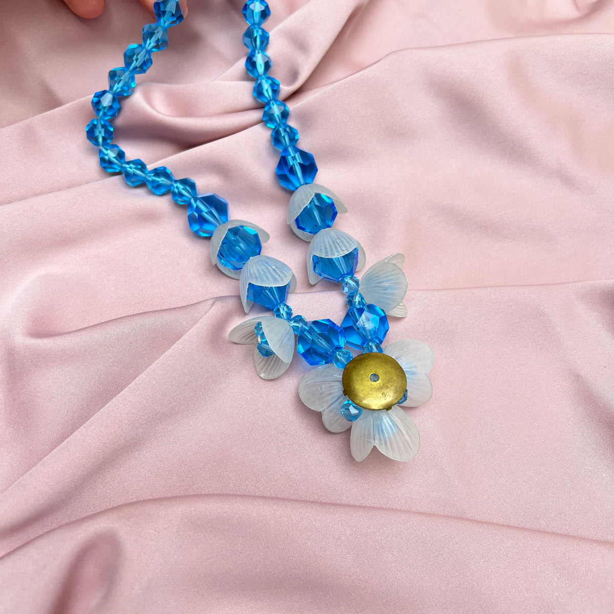 Vintage 90s Chunky 3D Blüten Lucite Resin Kette hellblau Garland