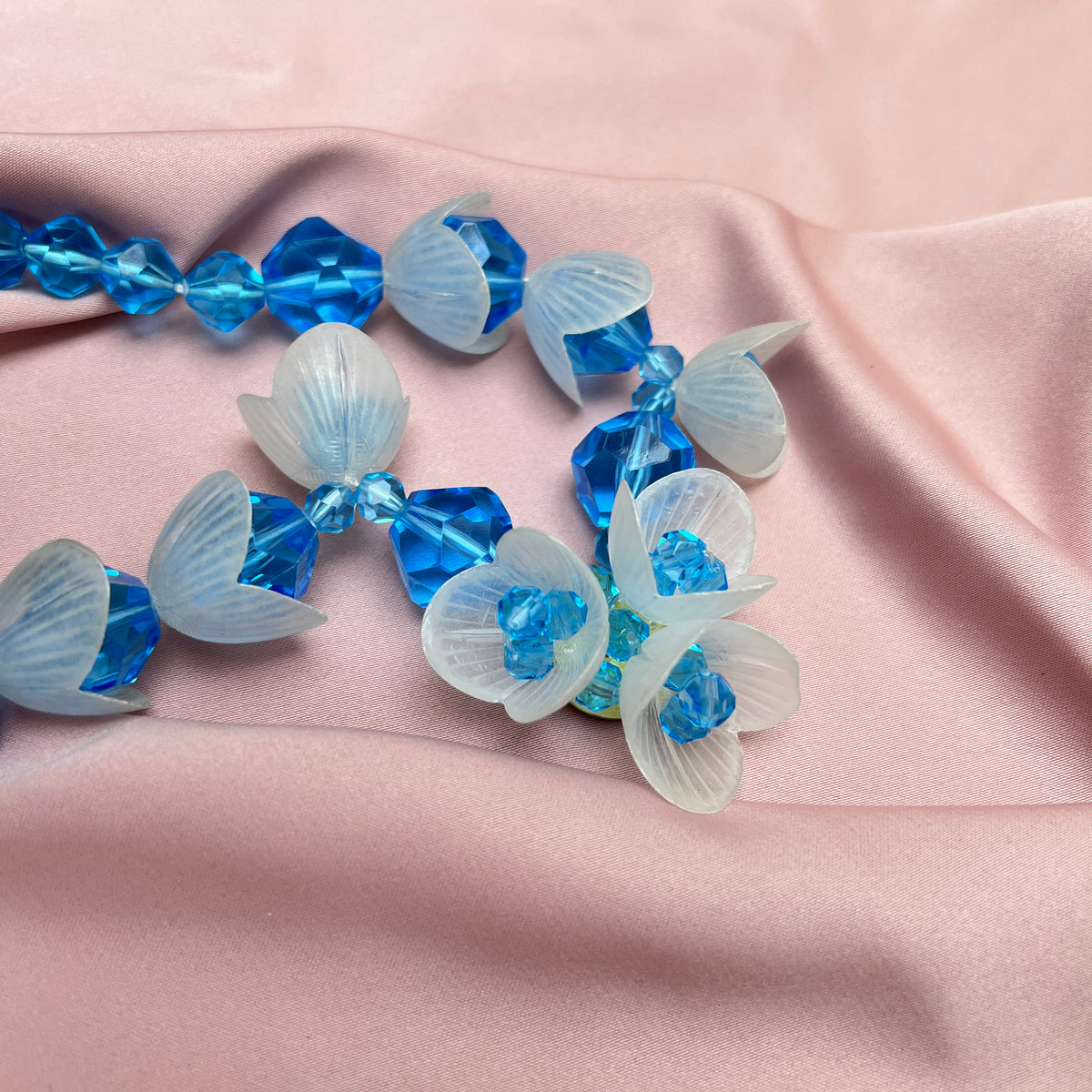Vintage 90s Chunky 3D Blüten Lucite Resin Kette hellblau Garland