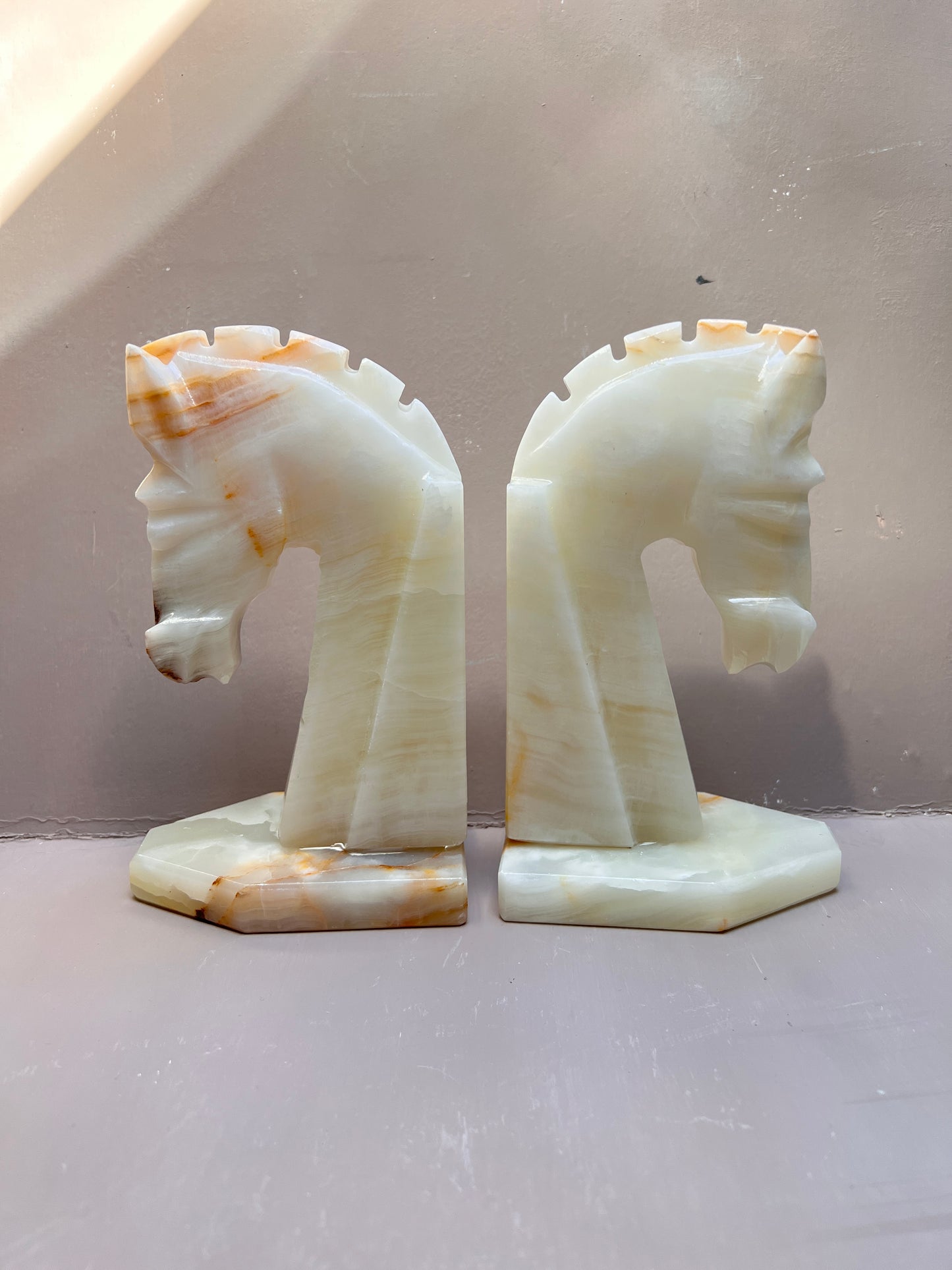 Vintage Onyx Pferde Buchstützen Paar – Alabaster Onyx Marmor Bookends – Mid Century Pferdekopf Skulpturen