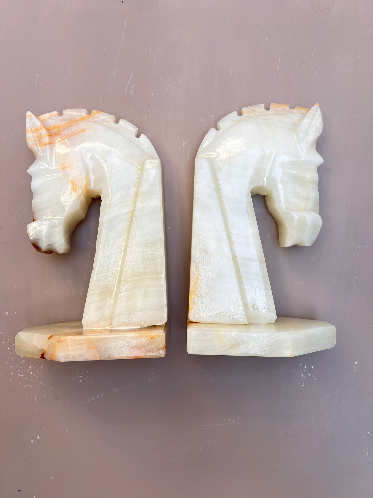 Vintage Onyx Pferde Buchstützen Paar – Alabaster Onyx Marmor Bookends – Mid Century Pferdekopf Skulpturen