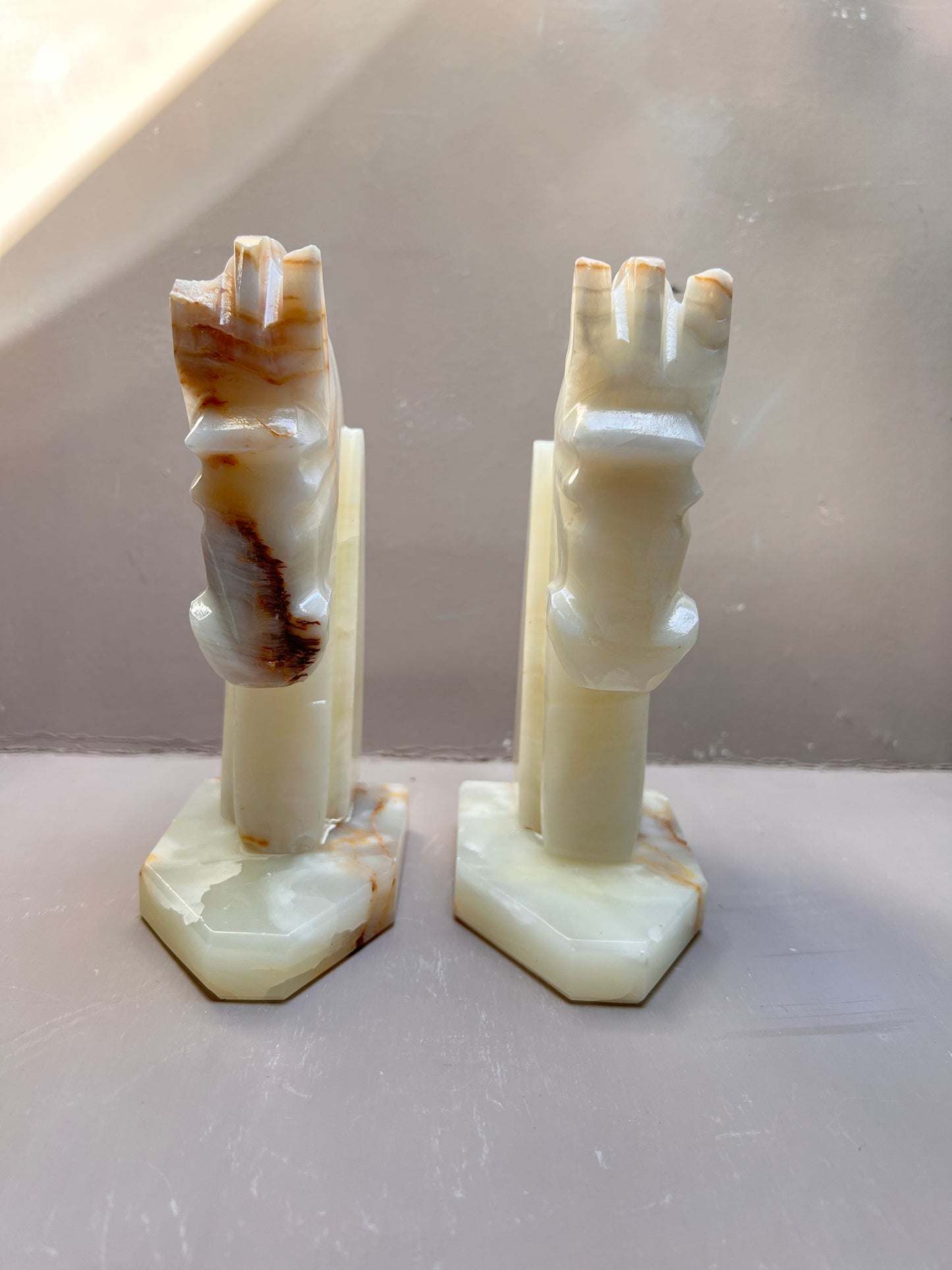 Vintage Onyx Pferde Buchstützen Paar – Alabaster Onyx Marmor Bookends – Mid Century Pferdekopf Skulpturen