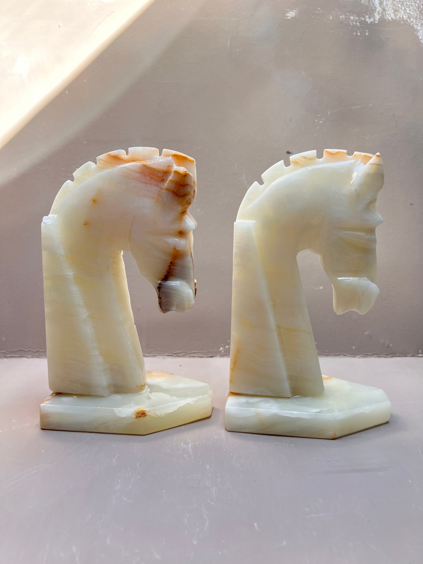 Vintage Onyx Pferde Buchstützen Paar – Alabaster Onyx Marmor Bookends – Mid Century Pferdekopf Skulpturen