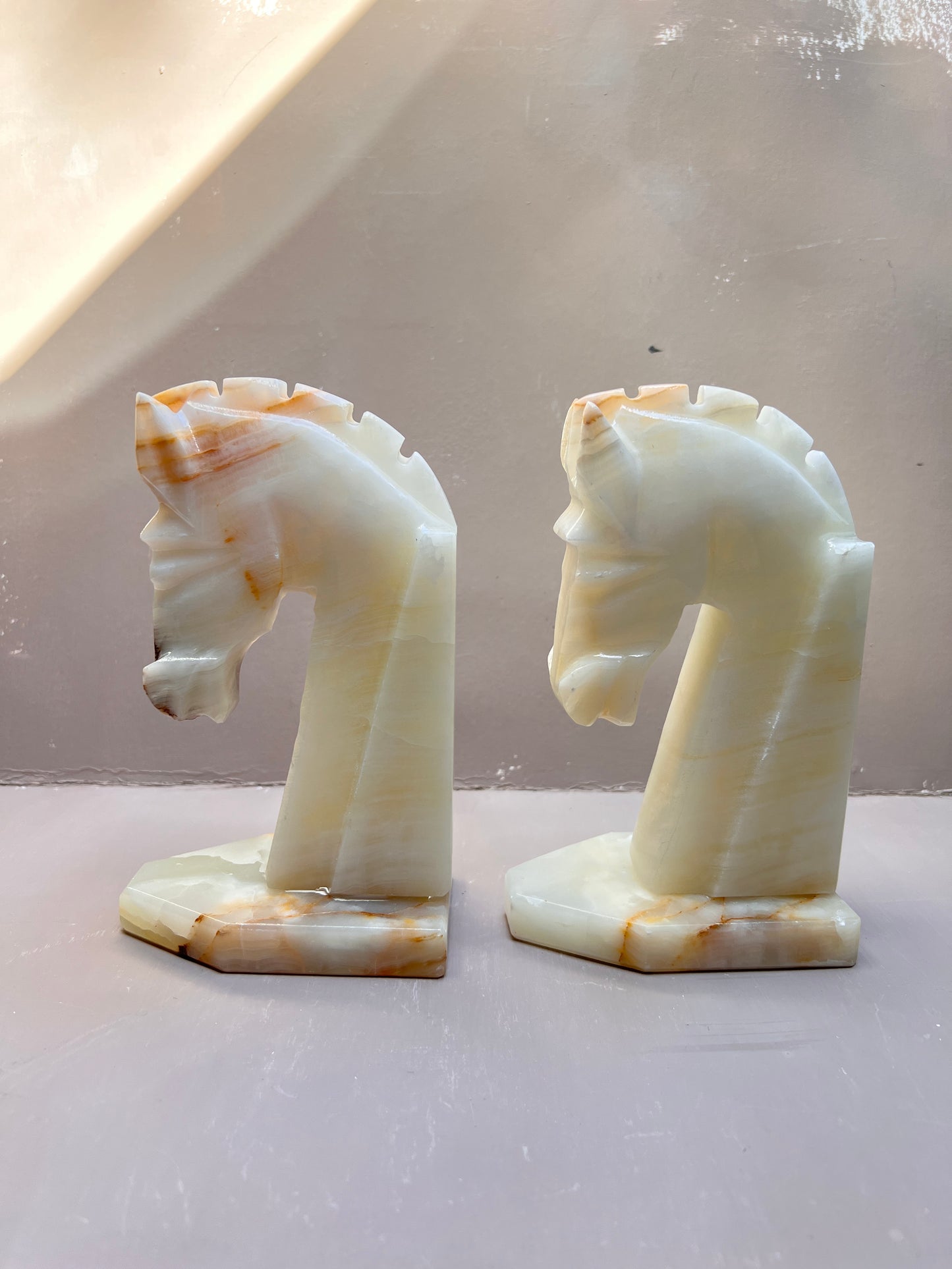 Vintage Onyx Pferde Buchstützen Paar – Alabaster Onyx Marmor Bookends – Mid Century Pferdekopf Skulpturen
