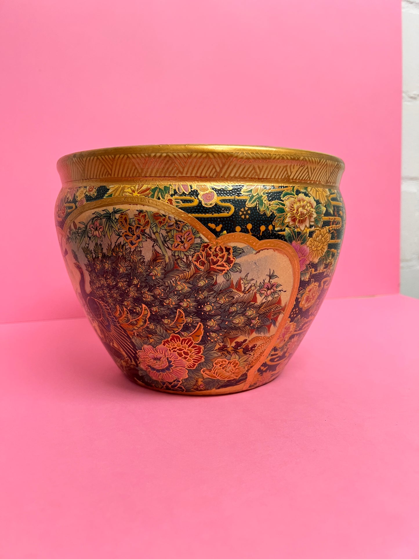 Vintage Satsuma Cachepot / Blumentopf Übertopf mit Pfauenmotiv – handbemalte Asiatische Keramik
