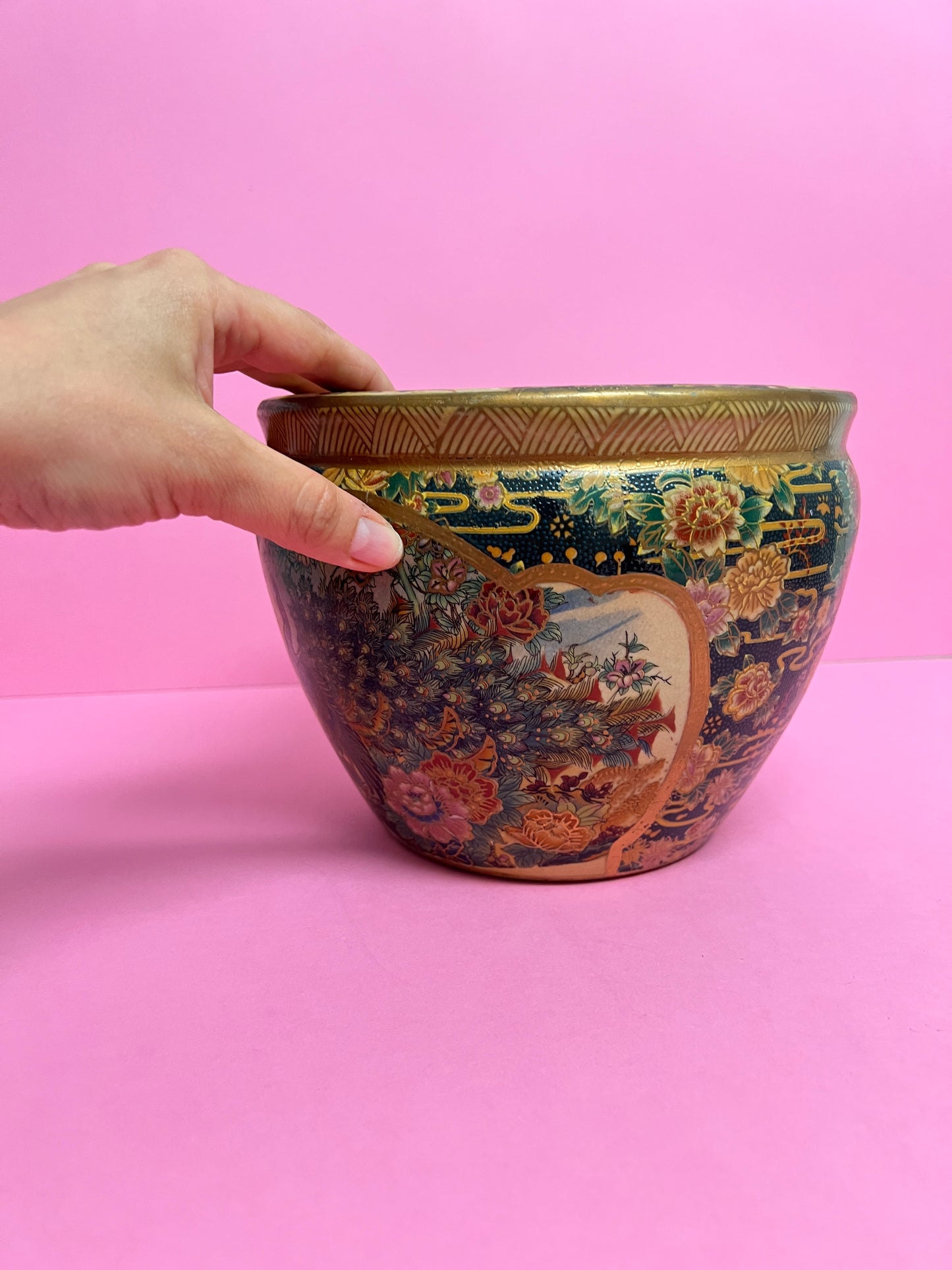 Vintage Satsuma Cachepot / Blumentopf Übertopf mit Pfauenmotiv – handbemalte Asiatische Keramik